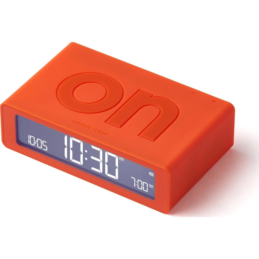 Réveil numérique orange avec grande inscription ON et affichage de l'heure.