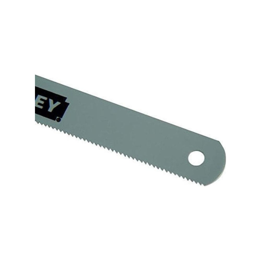 Grauer Sägeblatt-Ausschnitt mit Zähnen und einem Loch. Markenname 'EY'.