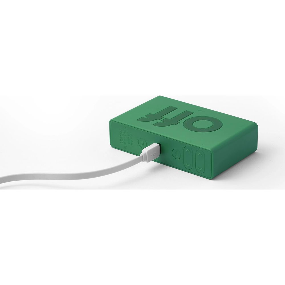 Grünes Gerät mit der Aufschrift OFF und einem weißen USB-Kabel.