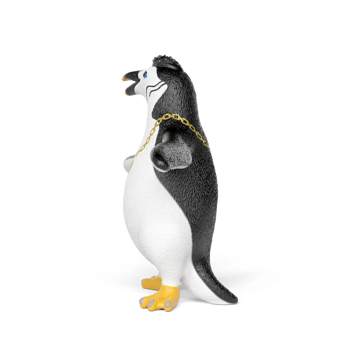 Eine Spielzeug-Pinguinfigur mit schwarzem Gefieder, weißem Bauch und goldener Kette.