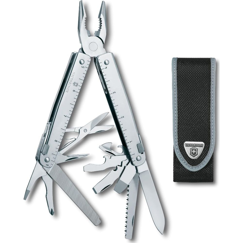 Ein silbernes Multitool mit geöffneten Werkzeugen und einer schwarzen Scheide.