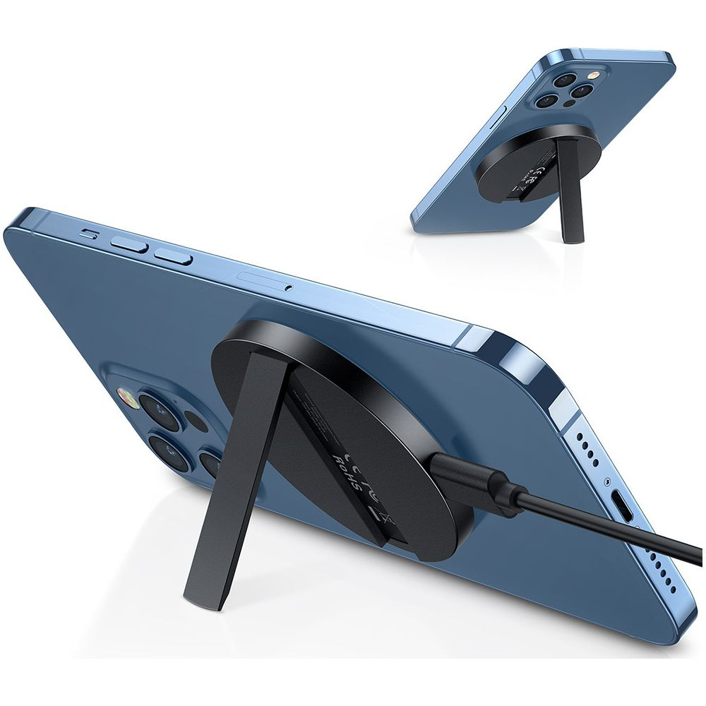 Smartphone blu con supporto nero e cavo di ricarica.