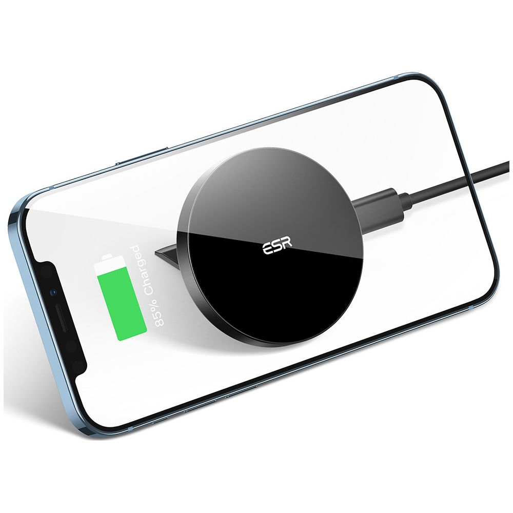 Caricabatterie wireless ESR nero su smartphone all'85% di carica.