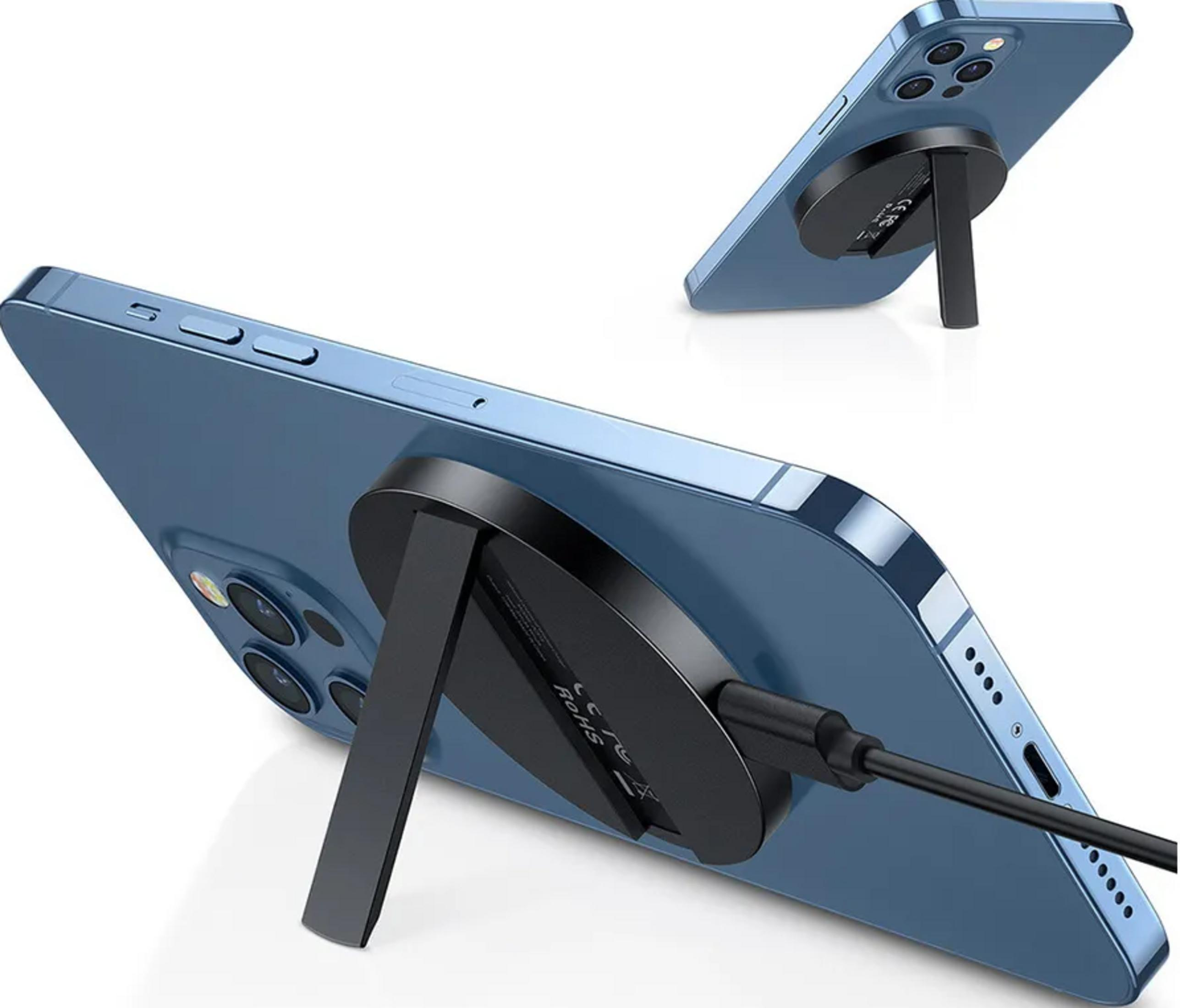 Un telefono blu è mostrato con un caricabatterie e supporto magnetico nero.