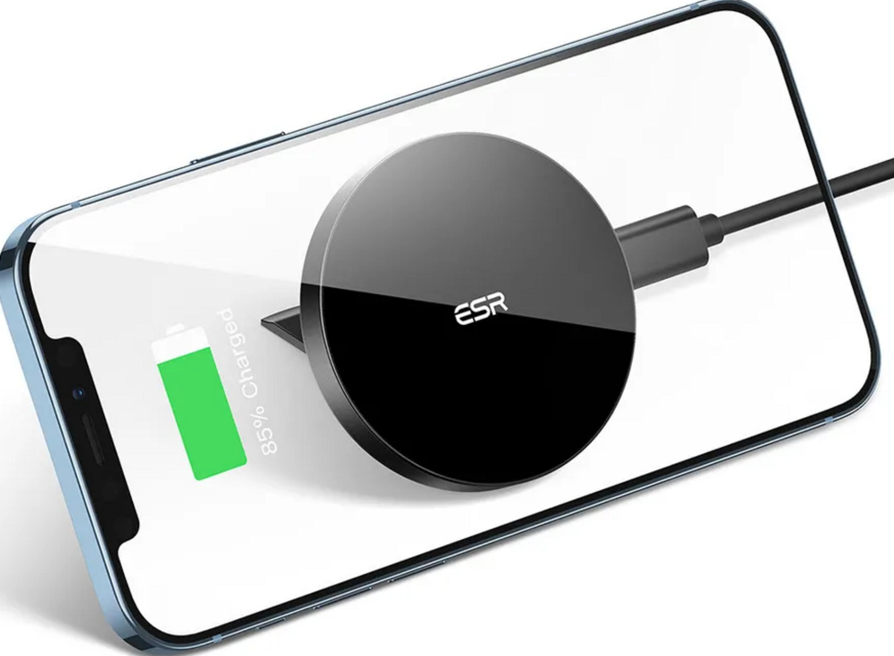 Un caricabatterie wireless nero su uno smartphone blu chiaro, carico all'85%.