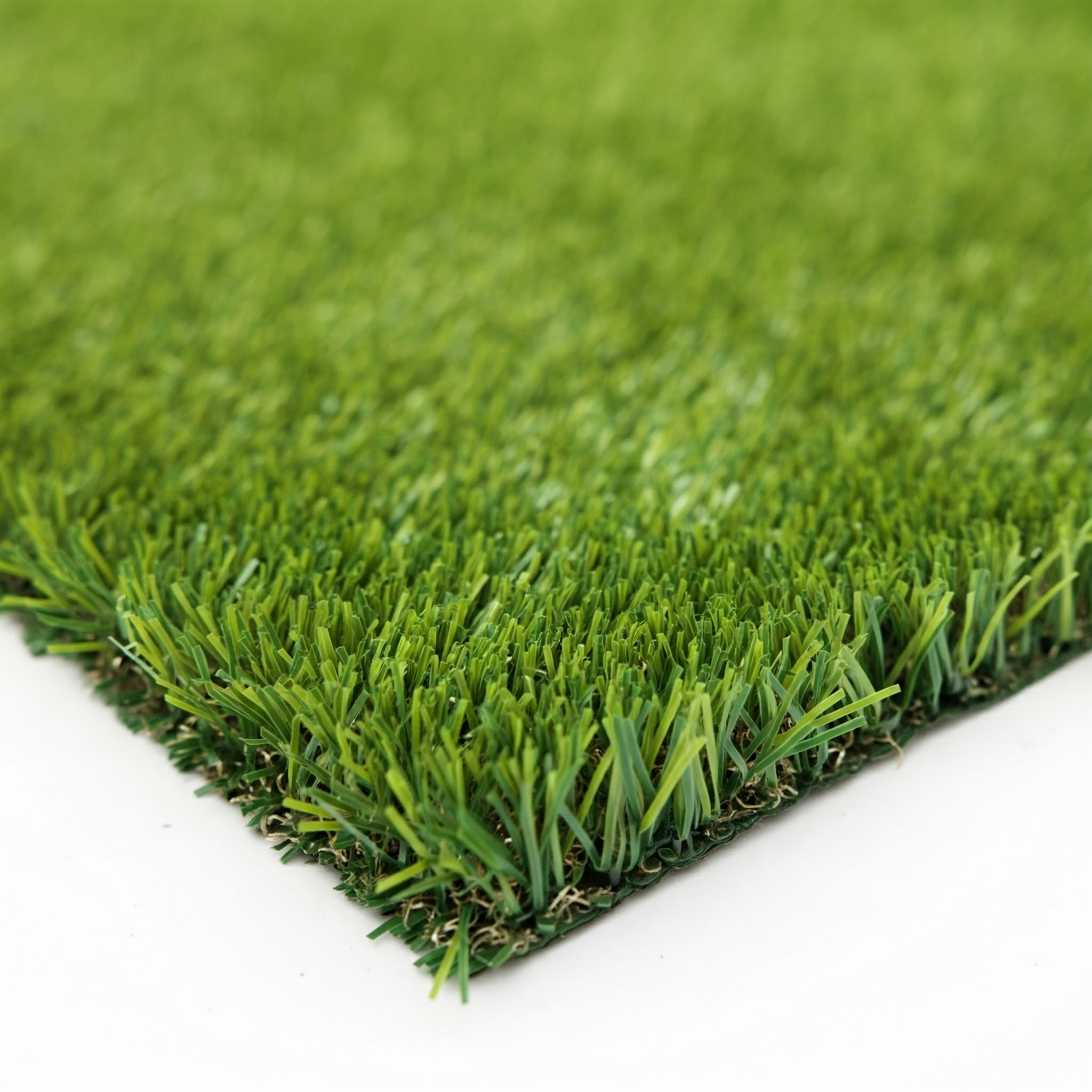 Primer plano de césped artificial verde sobre fondo blanco.