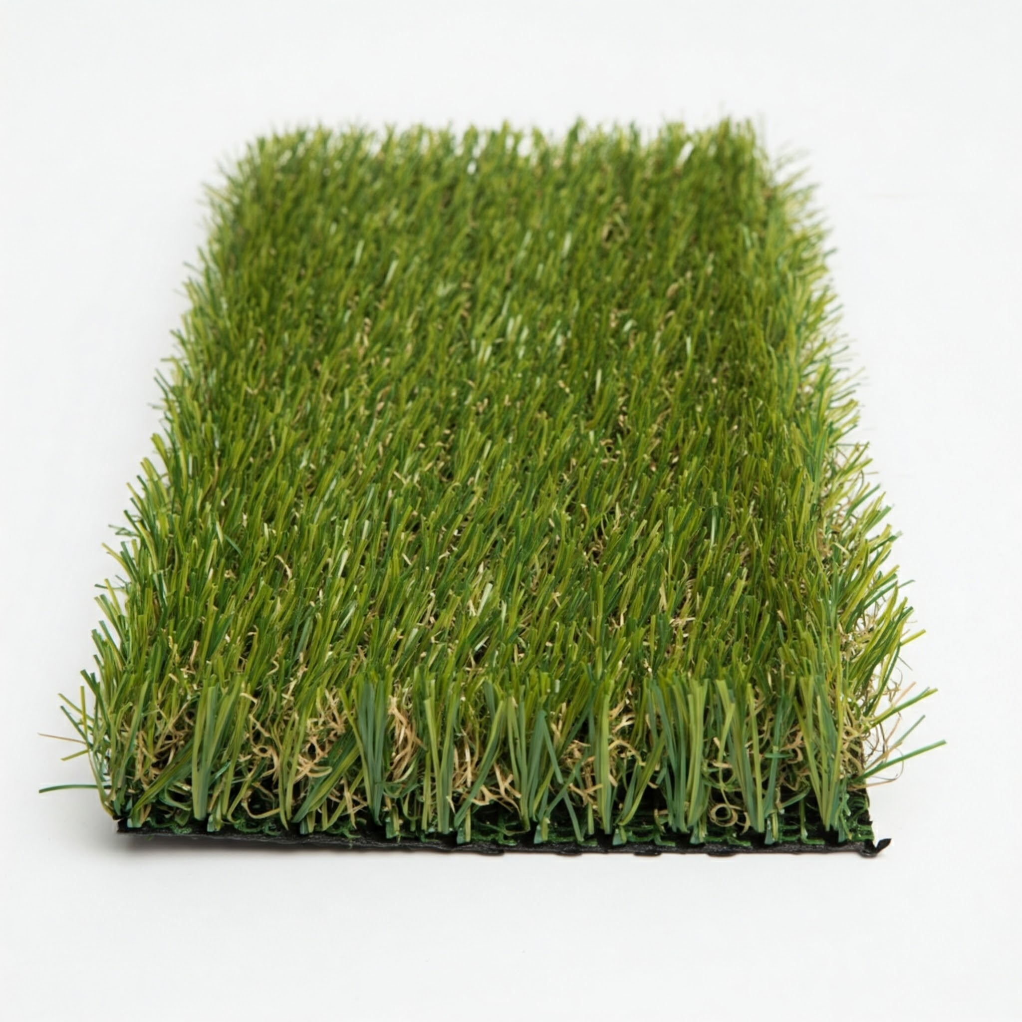 Muestra de césped artificial con hojas verdes sobre base negra.