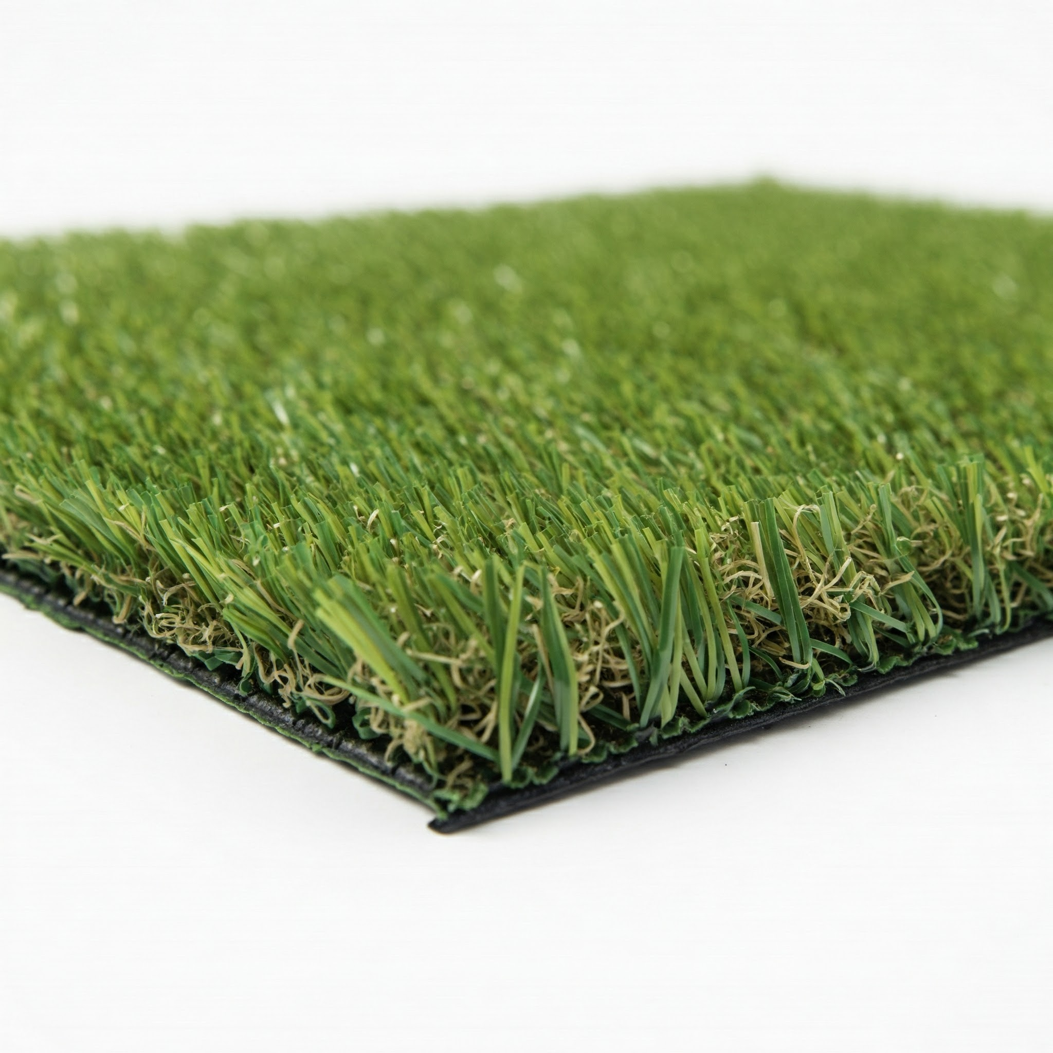 Primer plano de césped artificial con briznas verdes y base oscura.