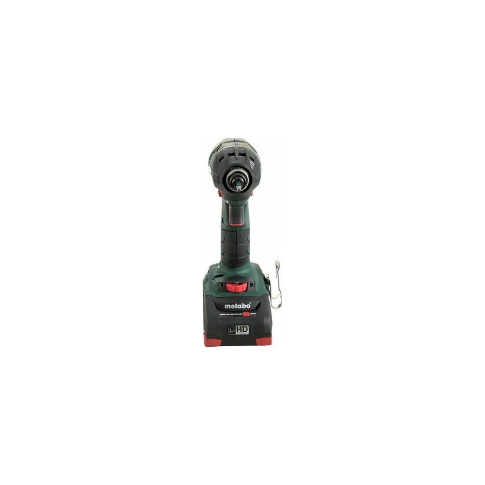 Ein grüner und schwarzer Akkuschrauber mit rot-schwarzem Akku.