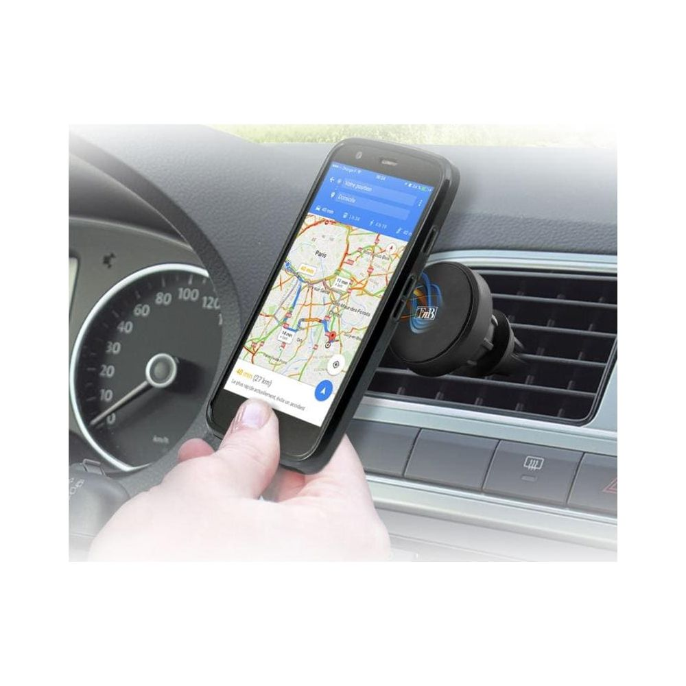 Hand hält Handy mit Navigations-App im Auto, neben Tachometer.