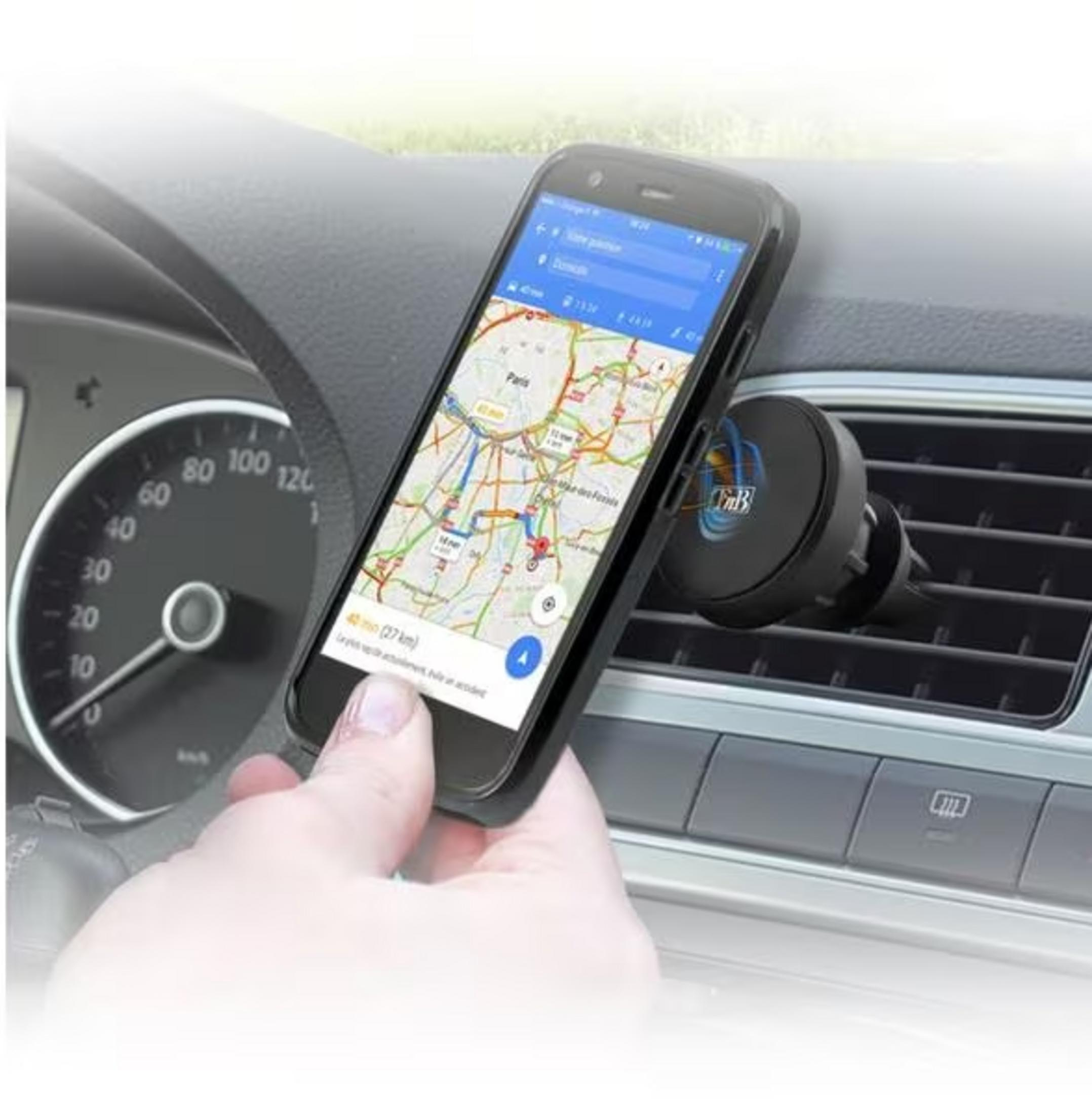 Ein Smartphone mit Navigations-App in einem Auto. Nahe am Armaturenbrett.