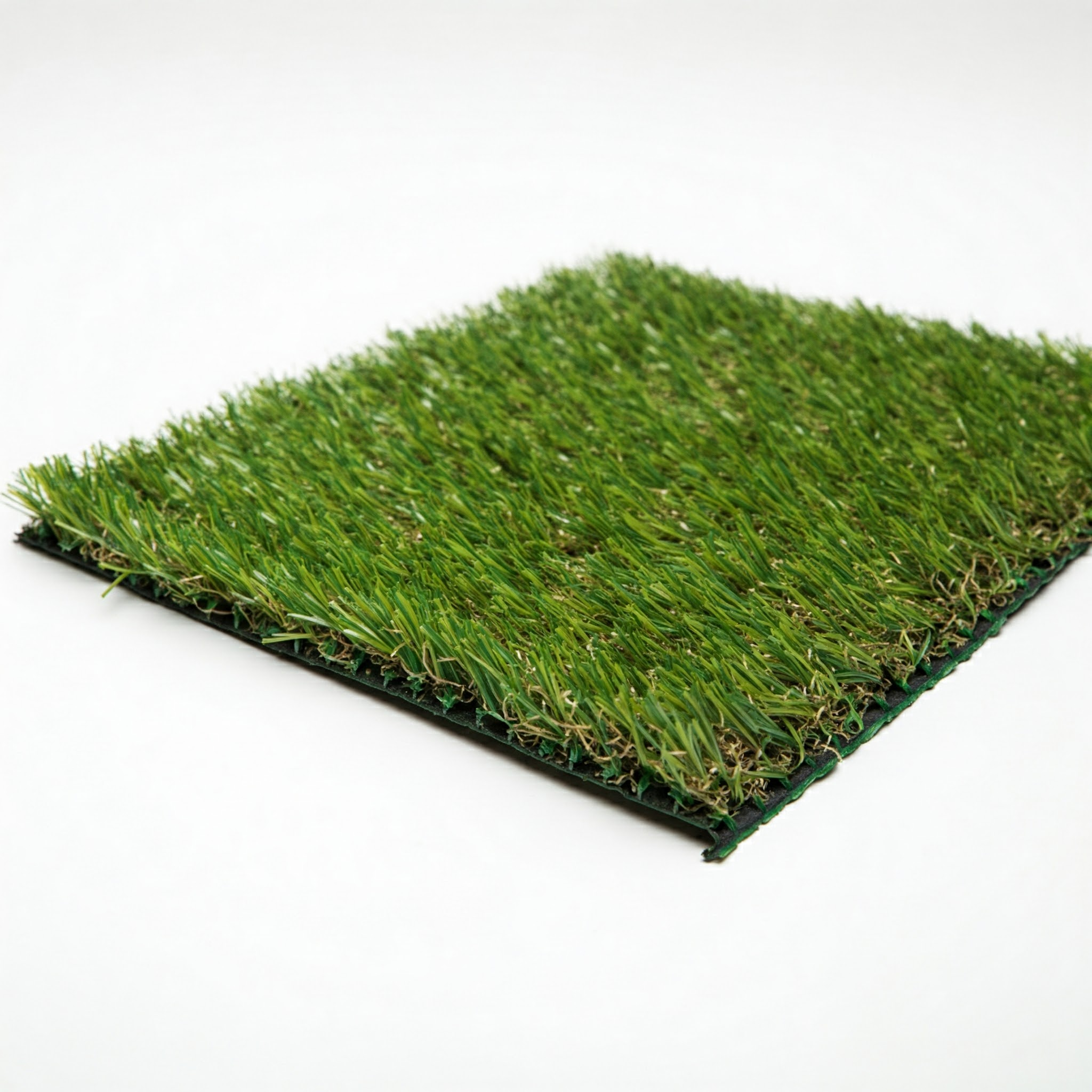 Un trozo de césped artificial con briznas verdes sobre fondo blanco.