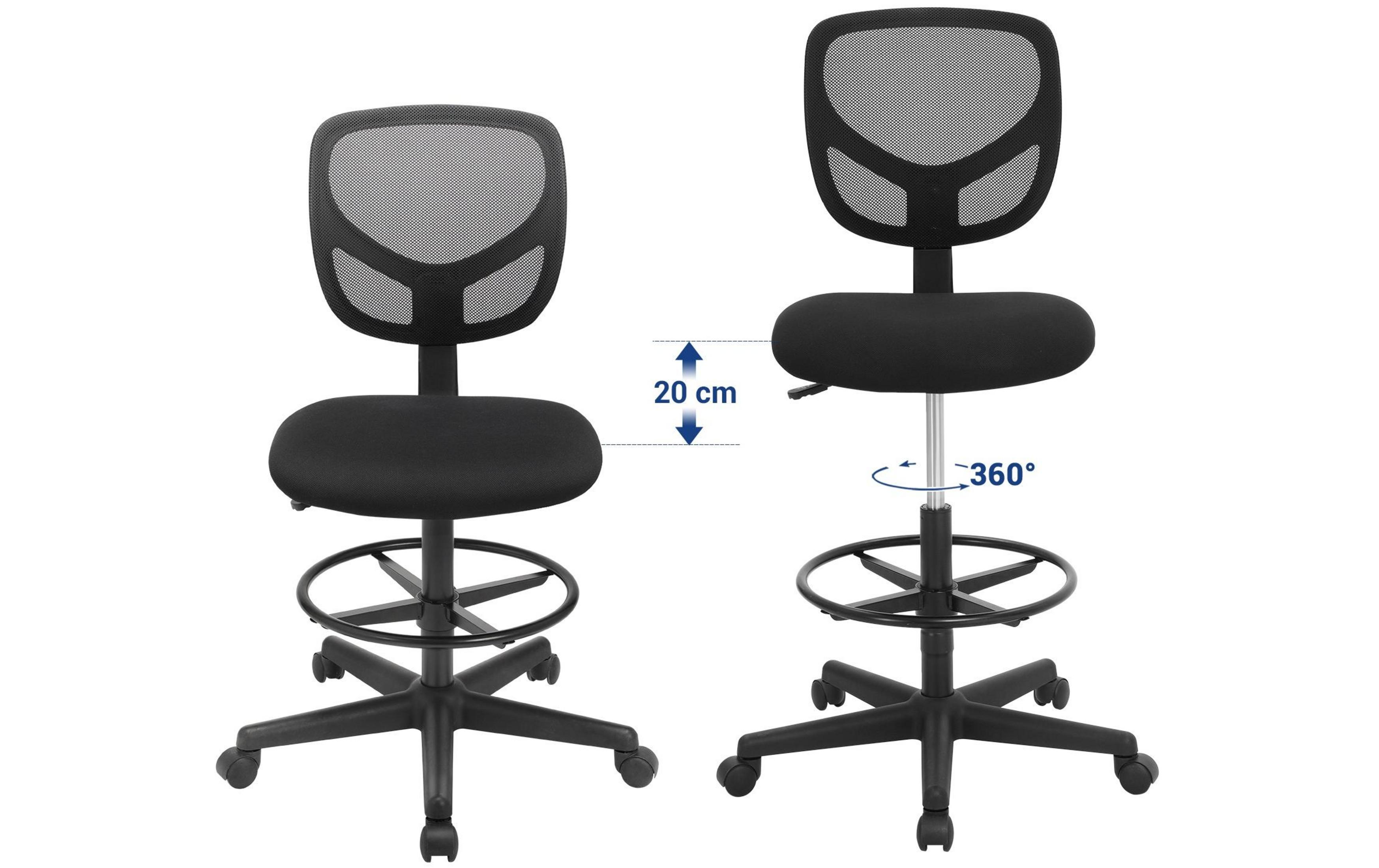 Zwei schwarze Bürostühle mit Netzrückenlehnen und Fußstützen.