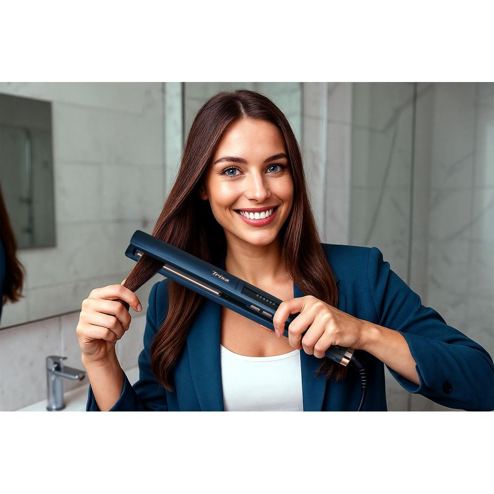 Donna in blazer blu usa piastra per capelli in bagno.