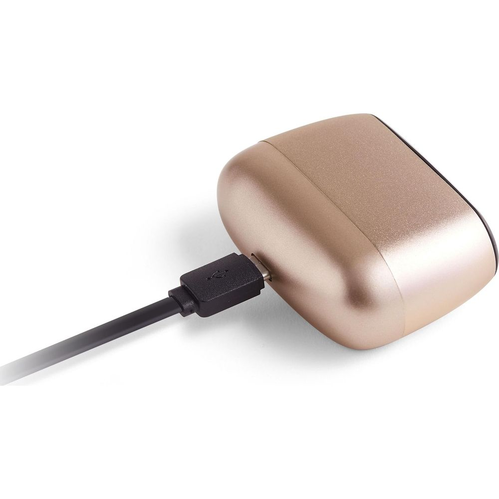 Ein goldener Ladebehälter mit einem eingesteckten USB-Kabel auf weißem Hintergrund.