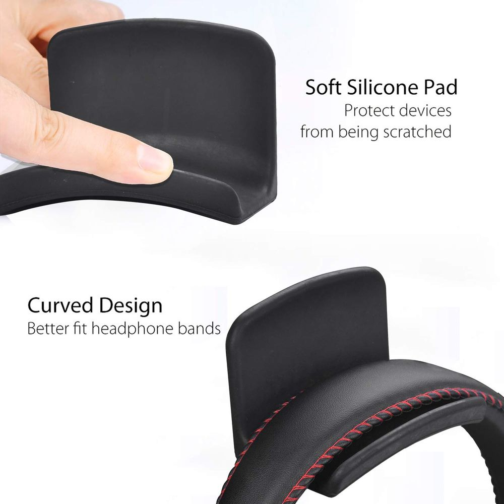 Plaquette en silicone noir sur arceau de casque. Une main la tient.