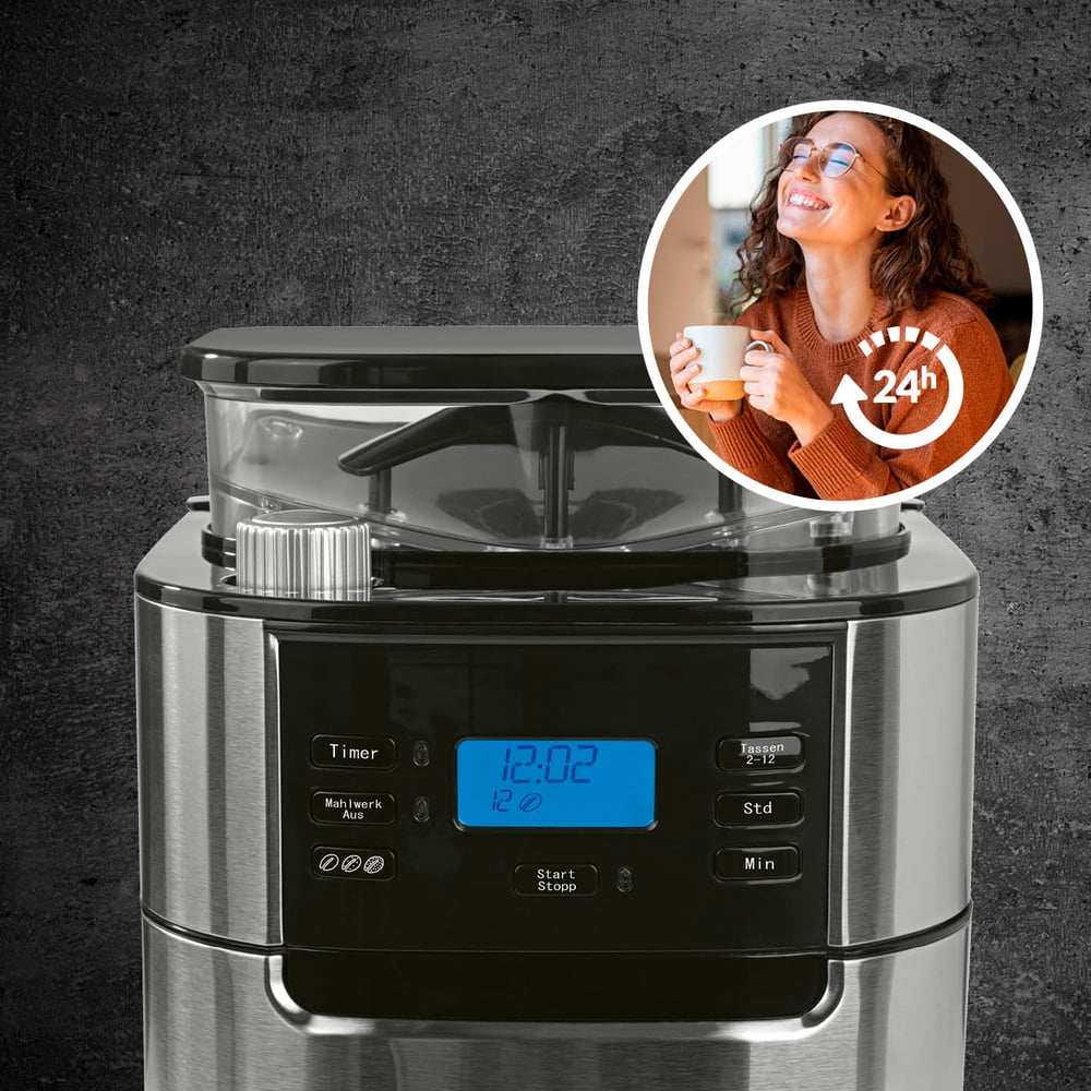 Cafetera con pantalla y mujer bebiendo café con icono de 24h.