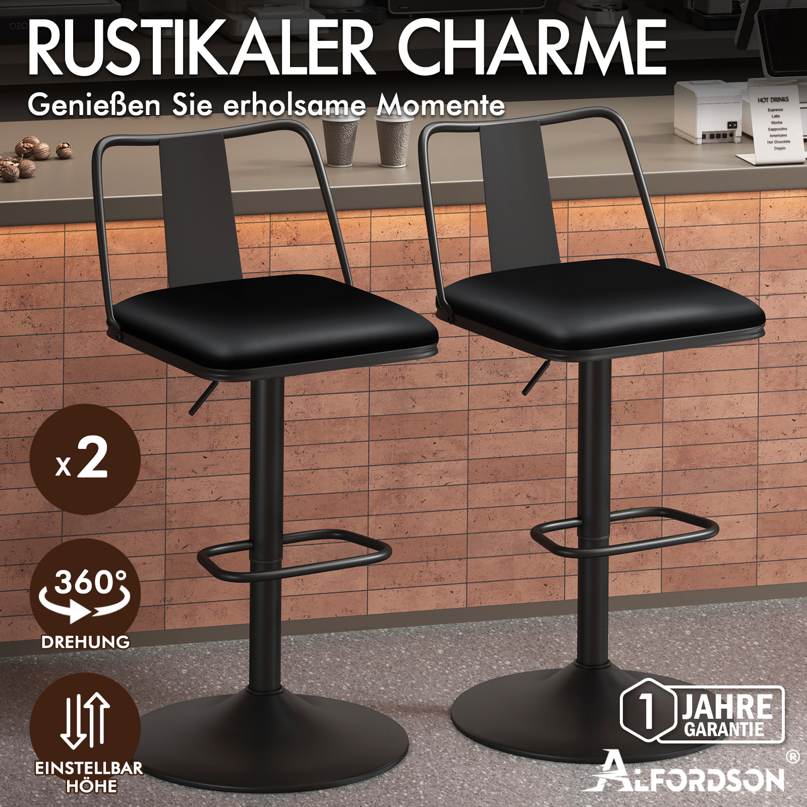 Zwei schwarze Barhocker mit Metallgestell stehen vor einer Ziegelwand.