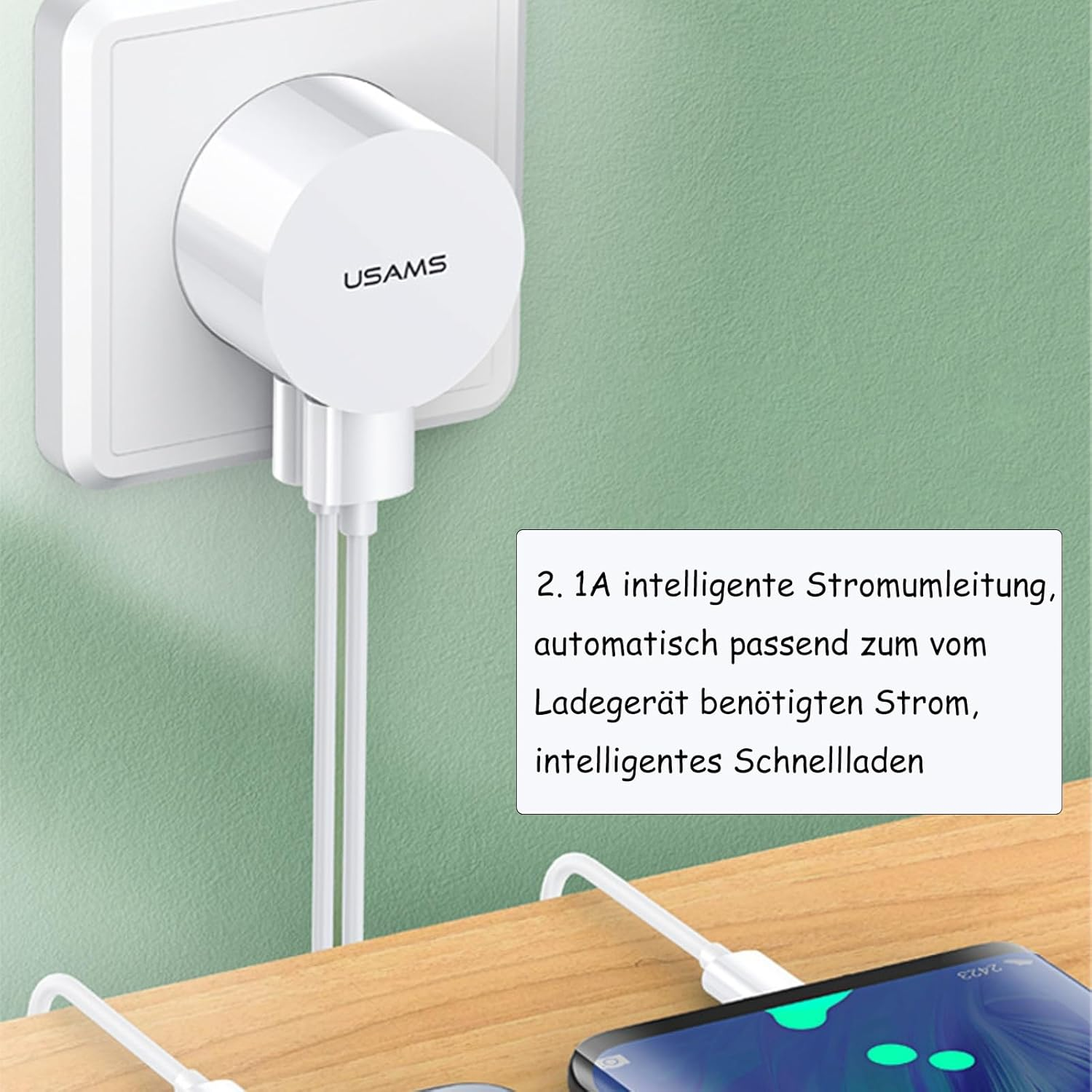 Ein weißer USAMS Netzstecker ist in eine Steckdose gesteckt. Ein Kabel lädt ein Handy.