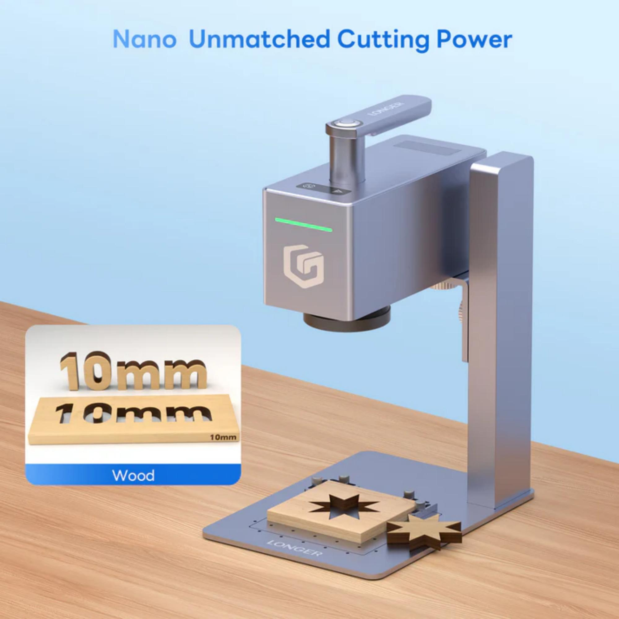 Ein Lasergravierer schneidet Sterne aus Holz. 10mm Dicke angezeigt.