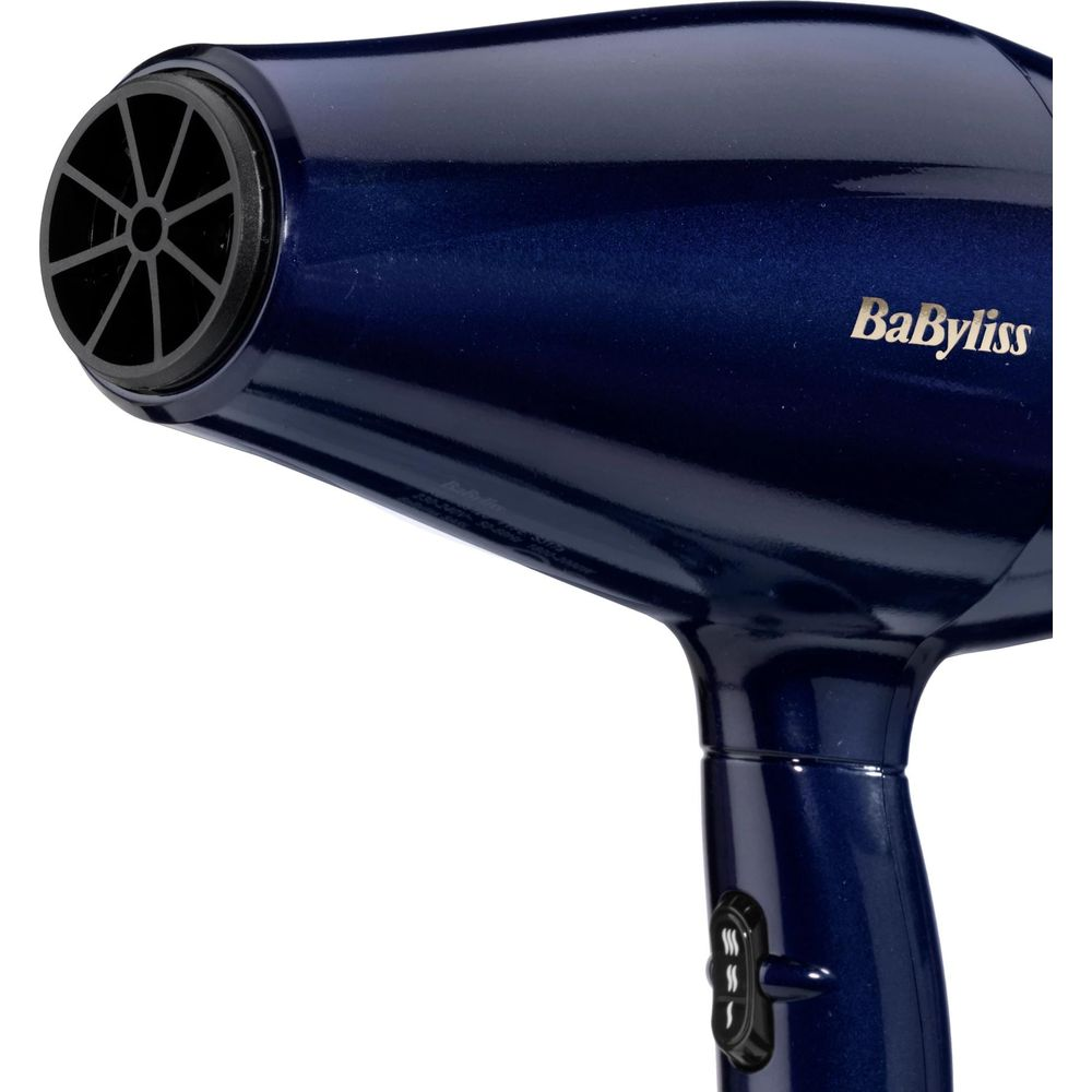 Nahaufnahme eines dunkelblauen BaByliss-Haartrockners mit schwarzer Düse und Bedienelementen.