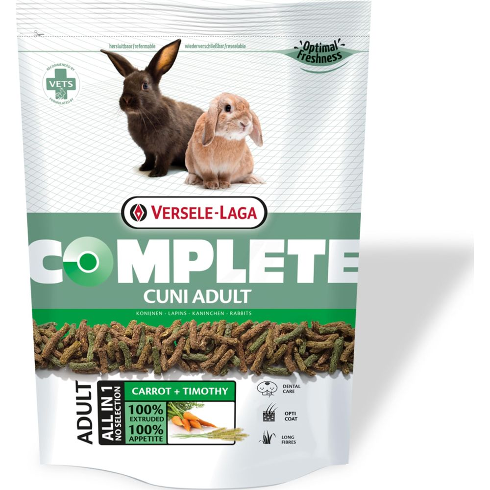 Zwei Kaninchen auf einer Packung Kaninchenfutter mit Karotten und Timothe.