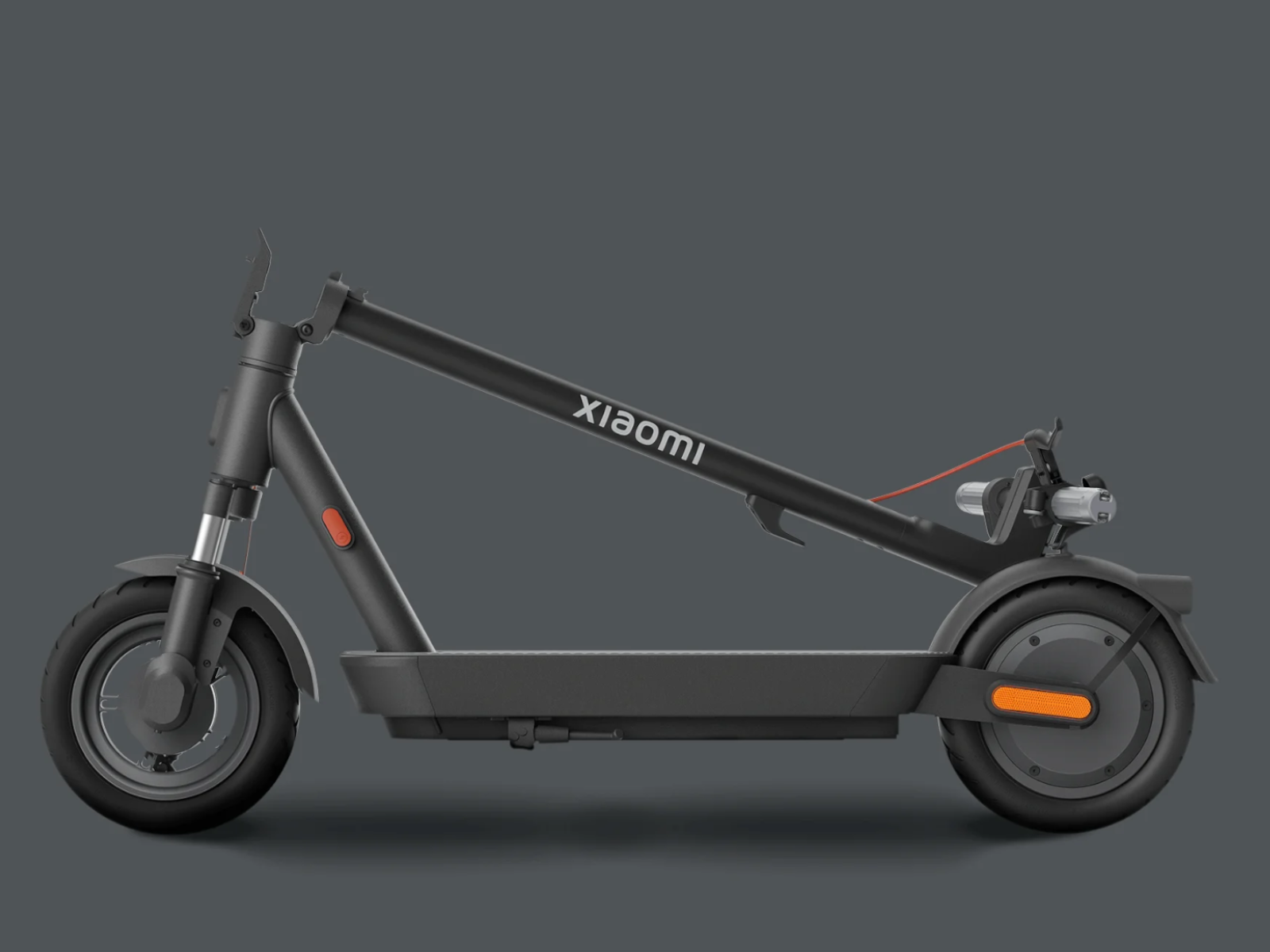 Schwarzer Xiaomi E-Scooter im Profil auf grauem Hintergrund.