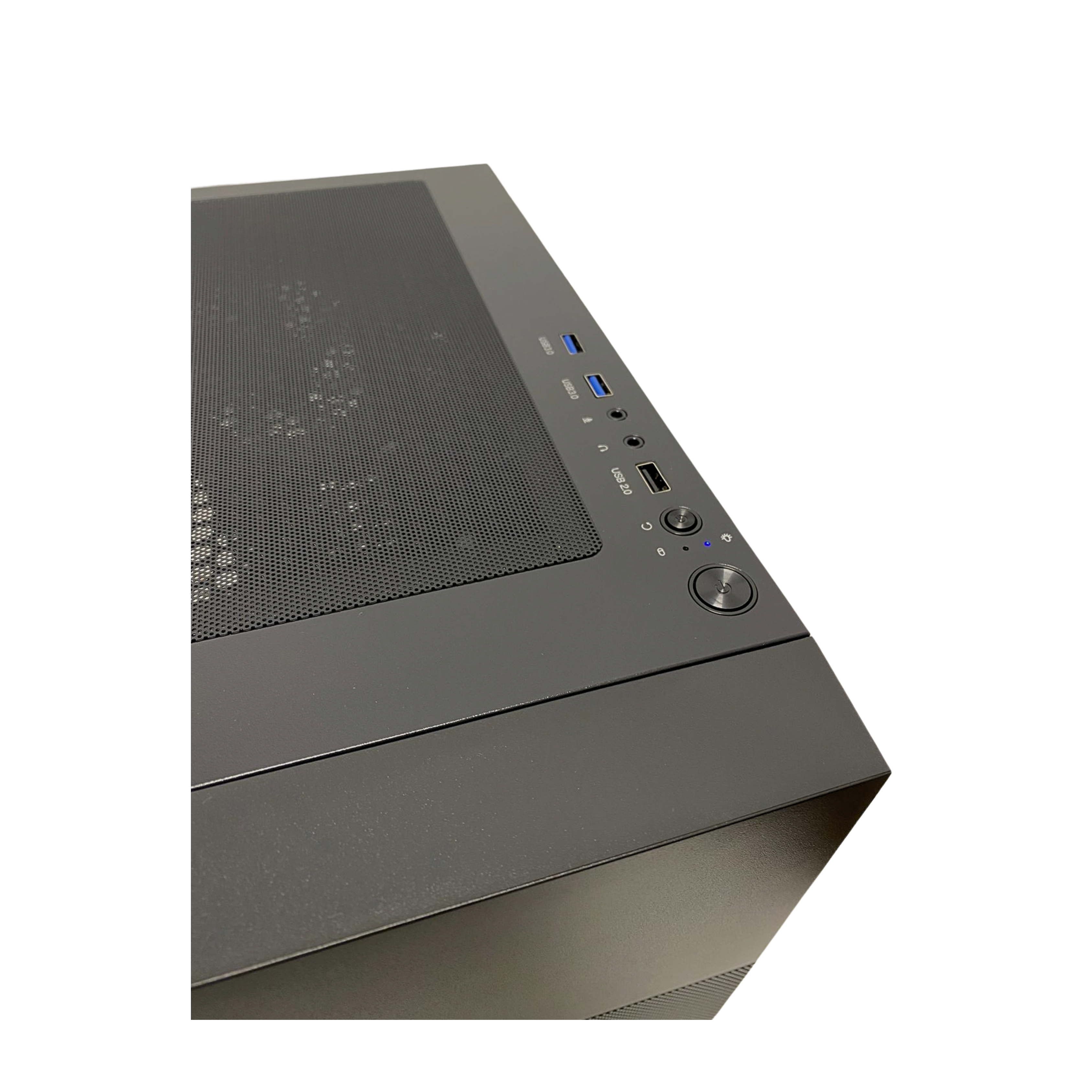 Caja de ordenador negra con rejilla de ventilación y puertos.