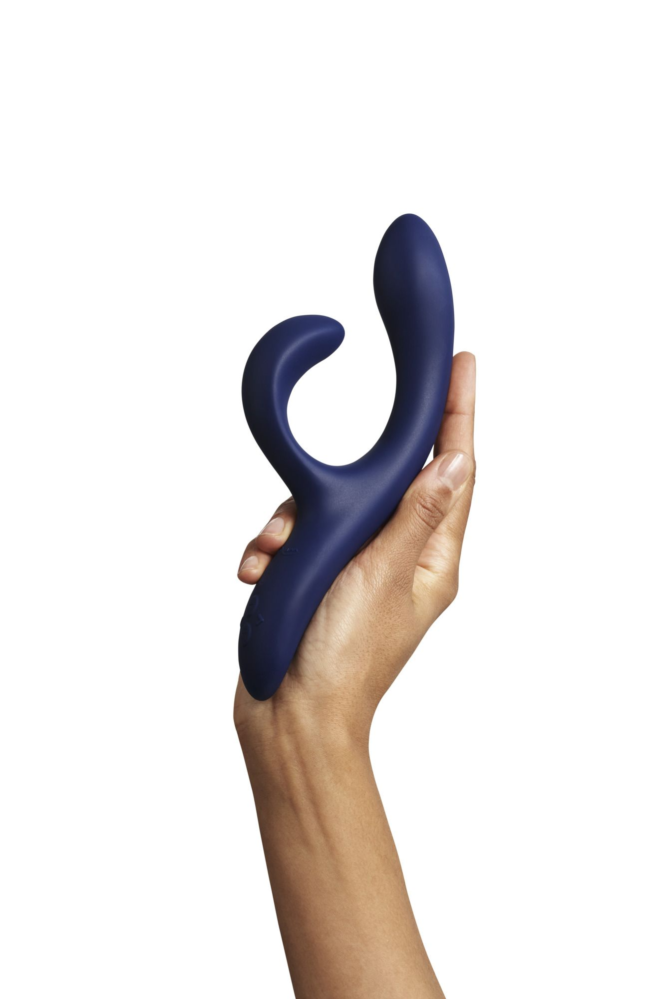 Eine Hand hält einen dunkelblauen Vibrator mit geschwungener Form.