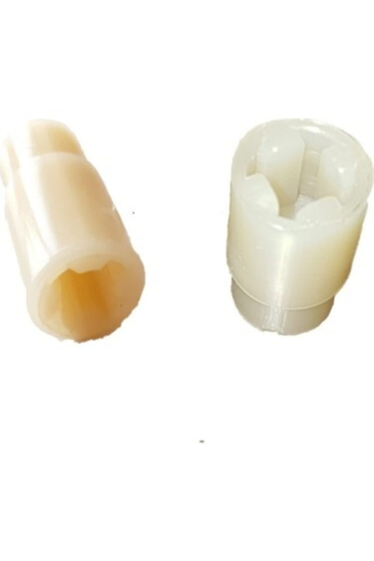 İki beyaz plastik parça, biri boru şeklinde, diğeri yuvalı.