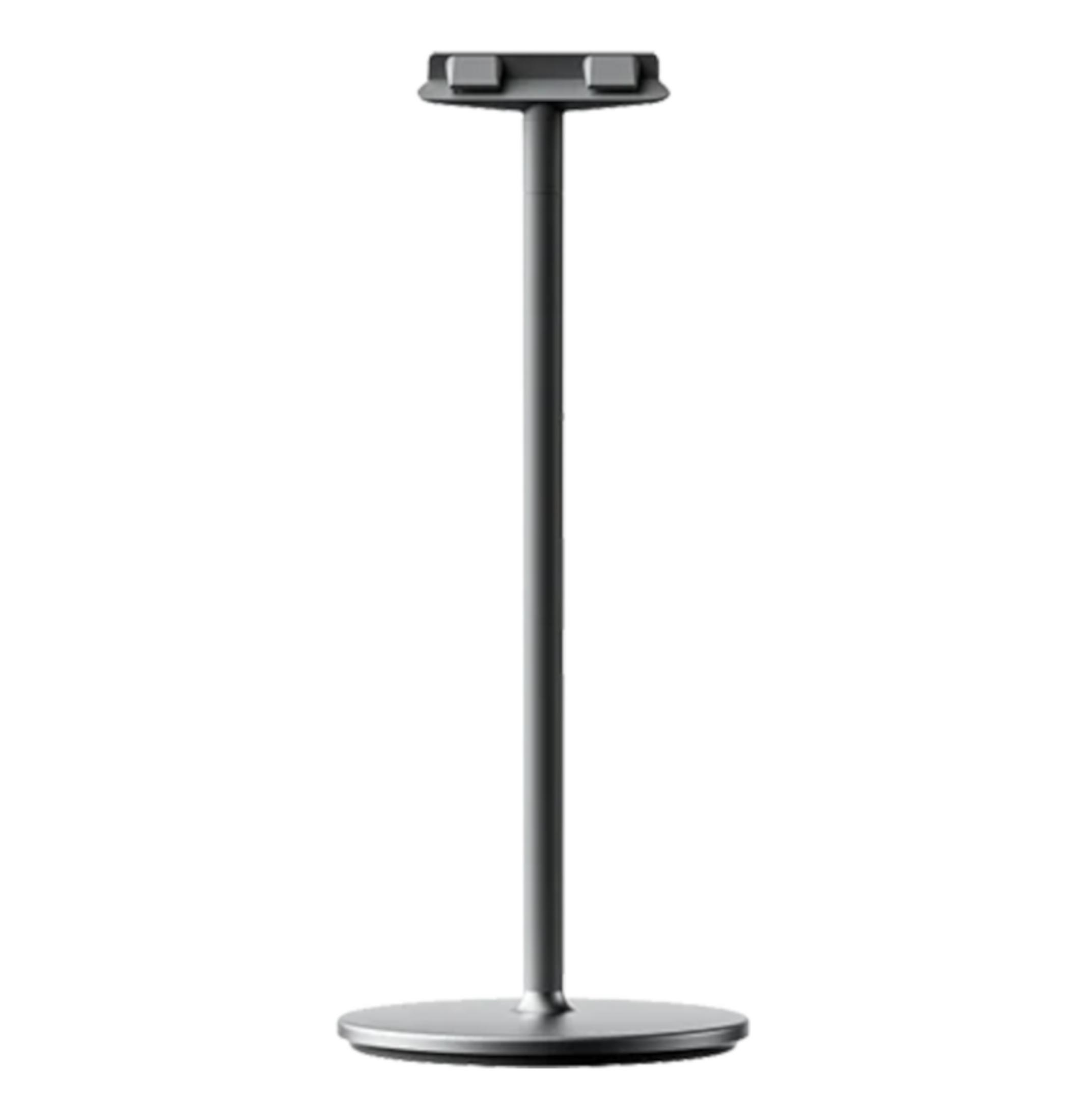 Un supporto per cuffie grigio con base rotonda e due supporti in alto.