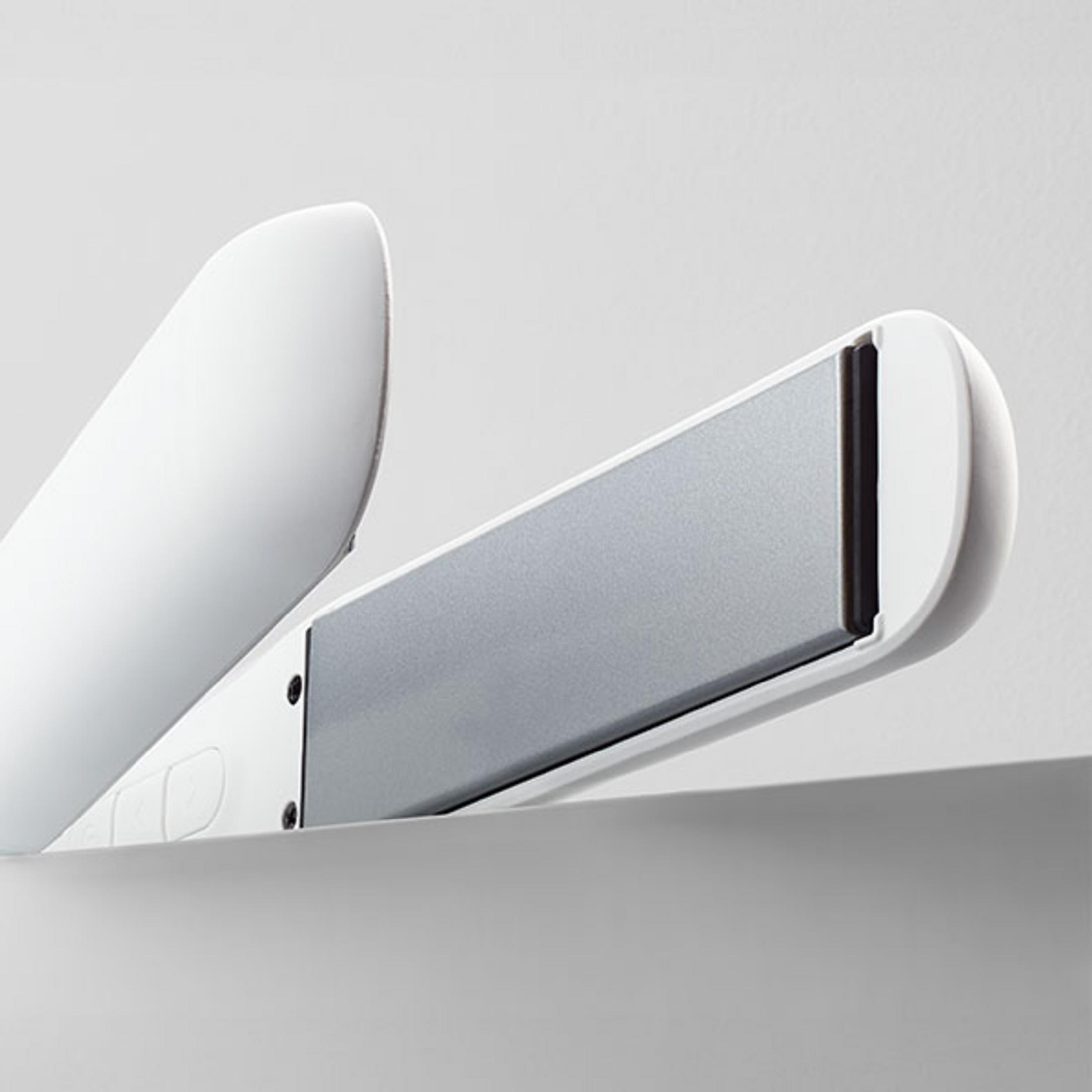 Biała prostownica ze srebrnymi płytami grzewczymi, otwarta.