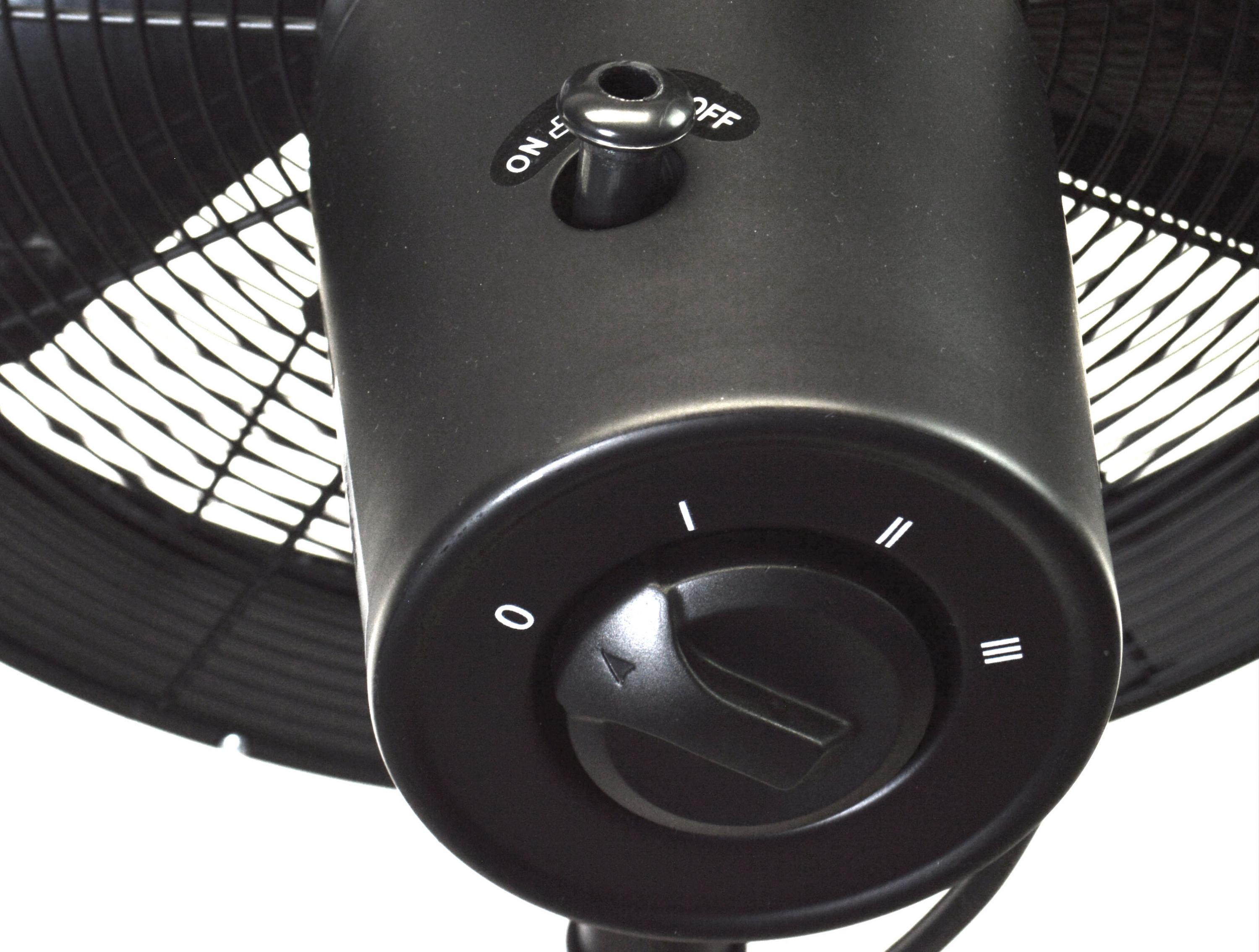 Primo piano di un ventilatore nero che mostra controlli e pale.