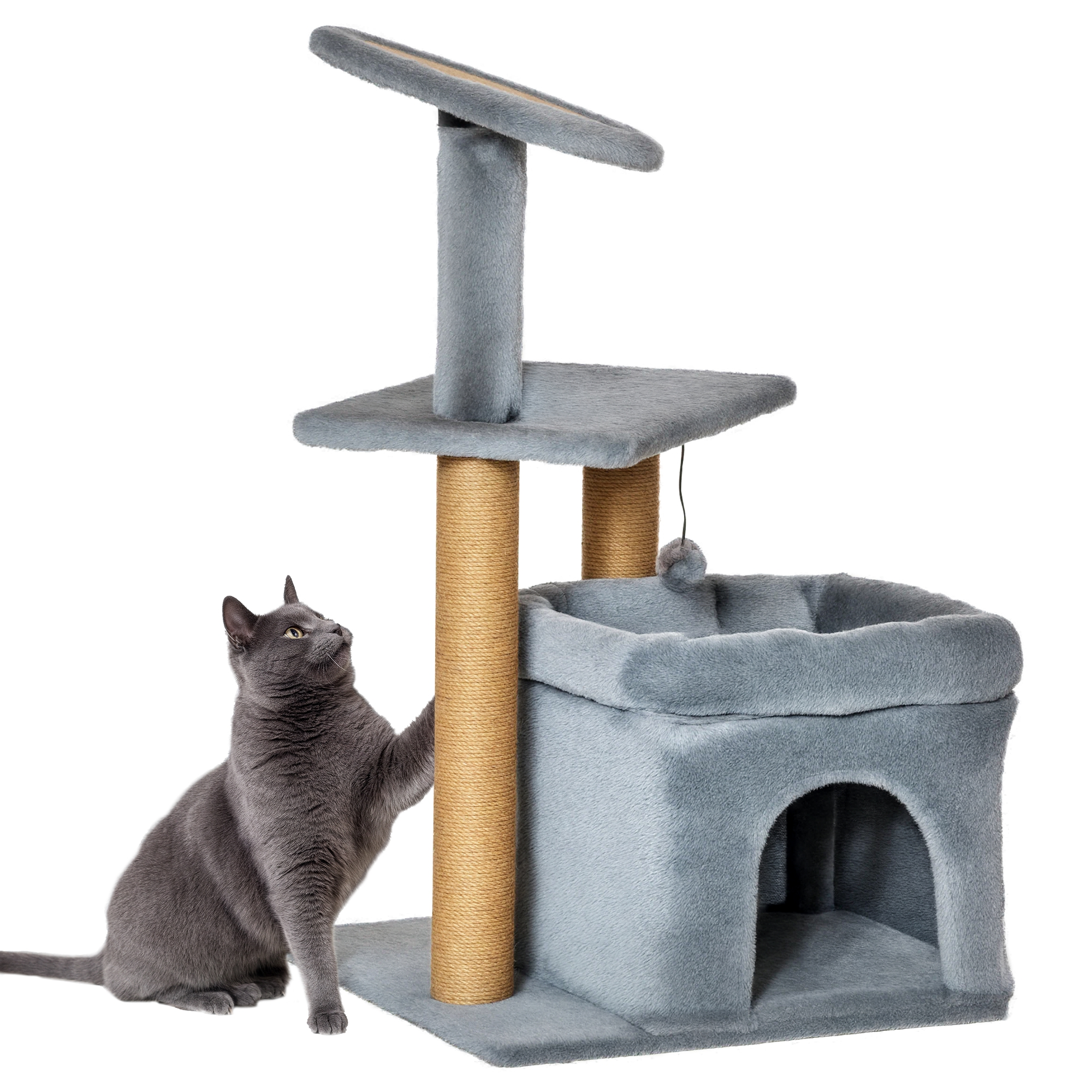 Un gatto grigio è seduto accanto a un albero per gatti grigio con pali di sisal e un gioco appeso.