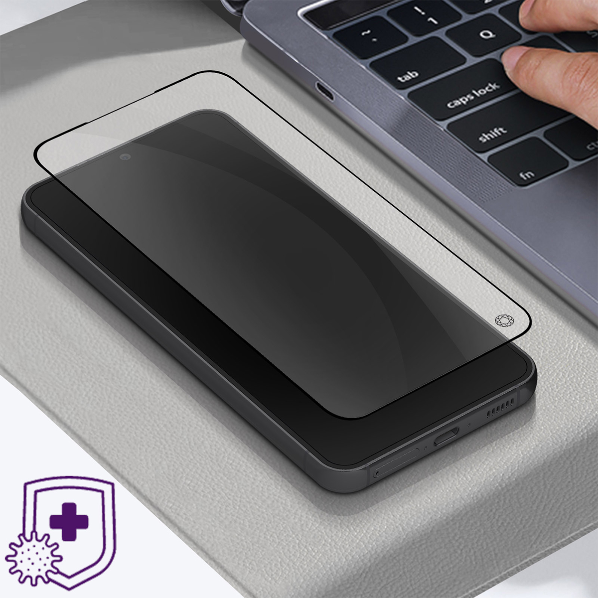 Smartphone met schermprotector, laptop en beschermingsicoon.