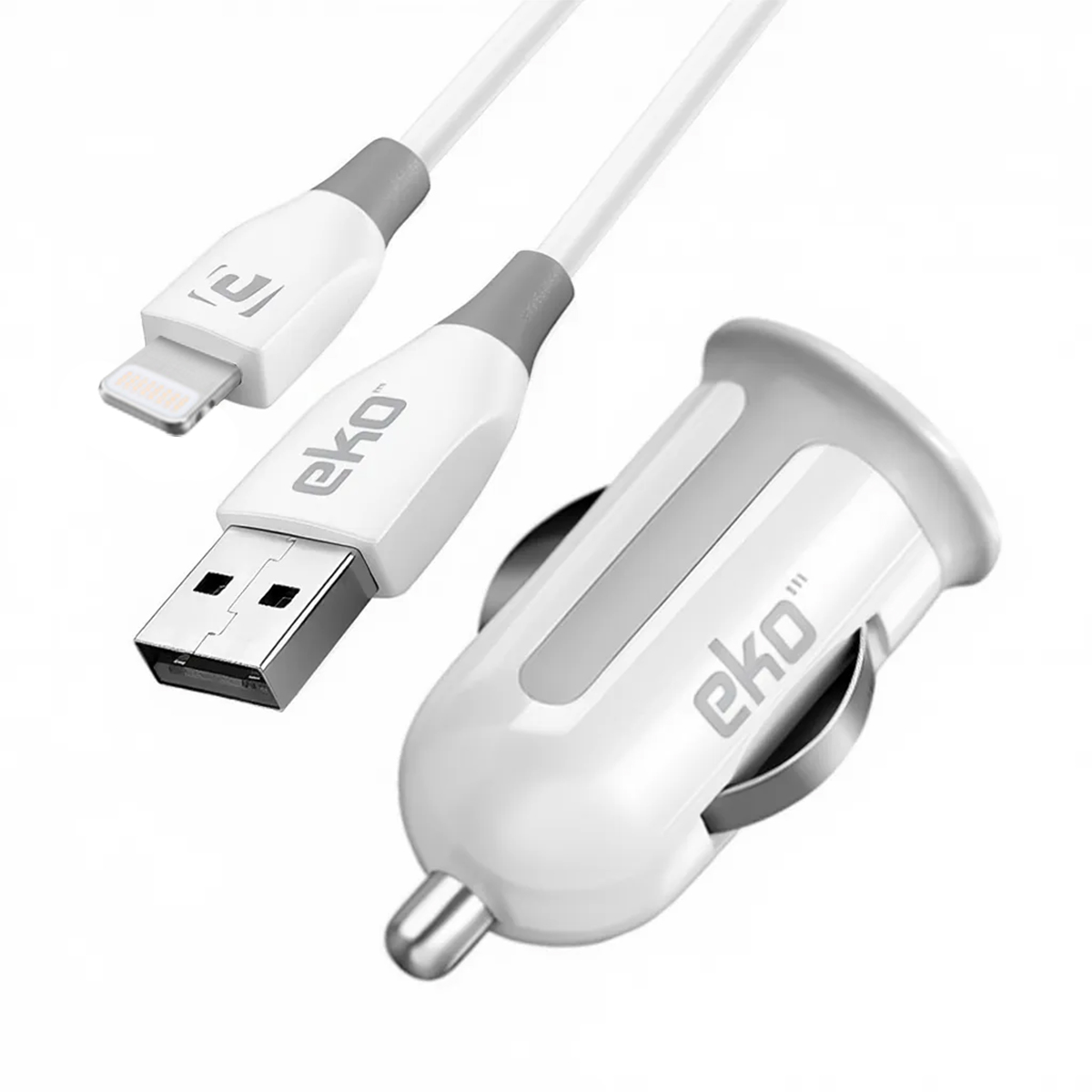 Un cavo di ricarica bianco con connettori USB e Lightning e un caricatore per auto bianco.