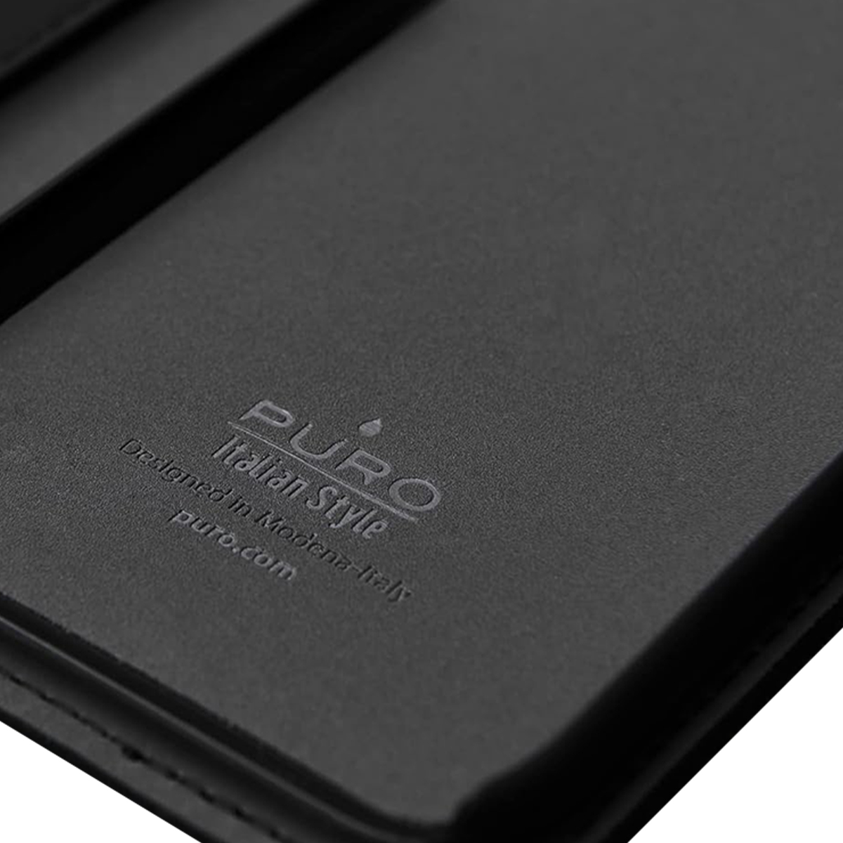 Custodia nera per telefono con logo Puro Italian Style in rilievo.