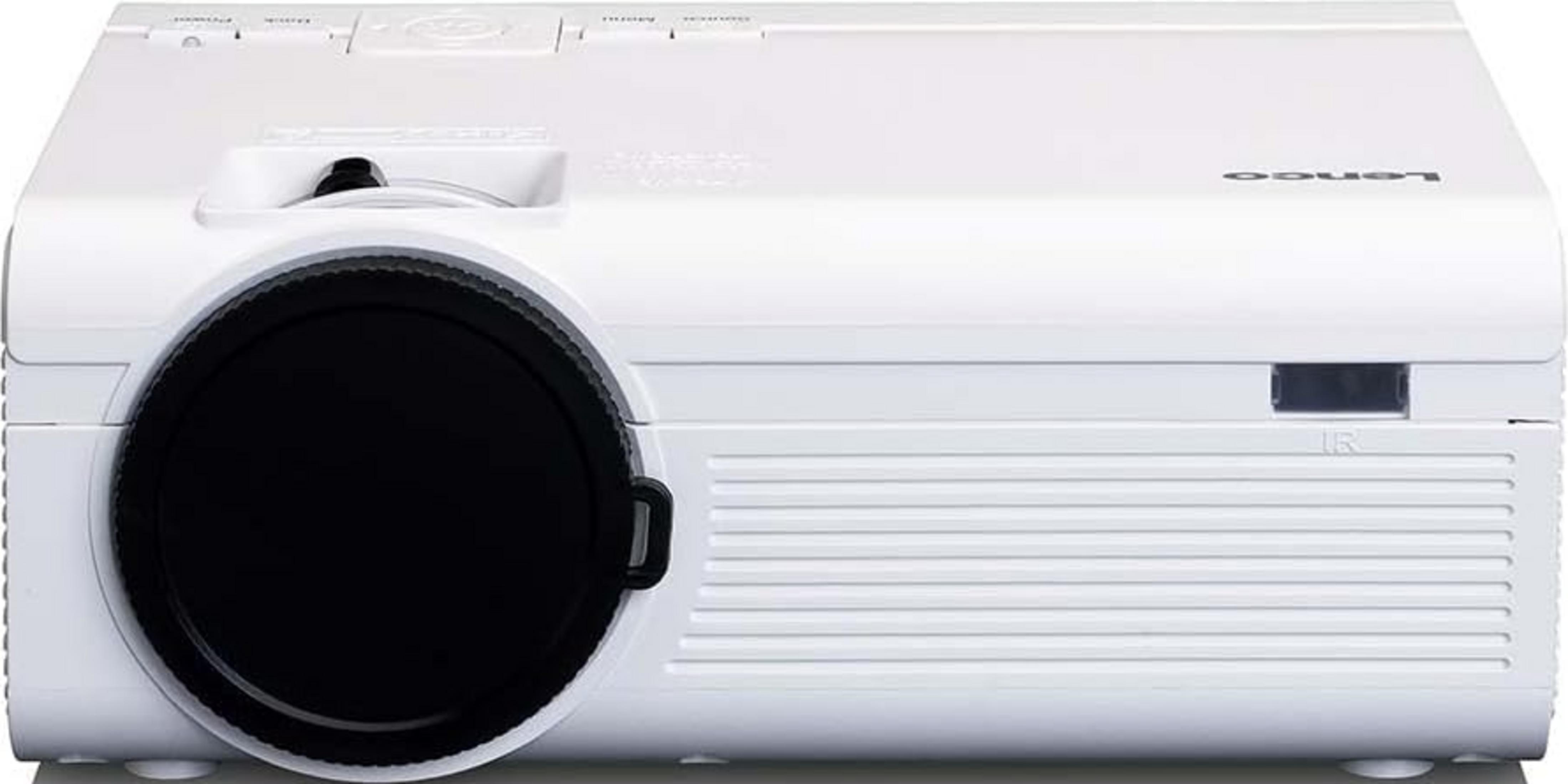 Biały projektor z czarną soczewką i otworami wentylacyjnymi.