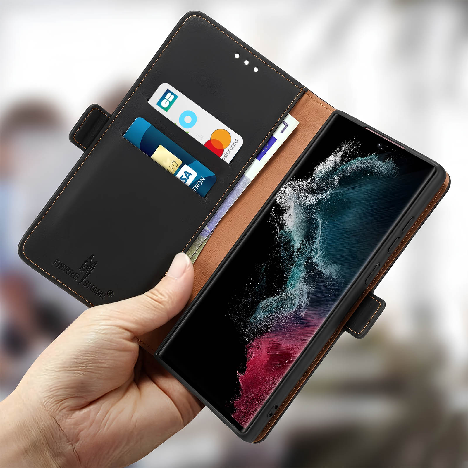 Mano che tiene custodia nera per telefono con slot per carte e uno smartphone.