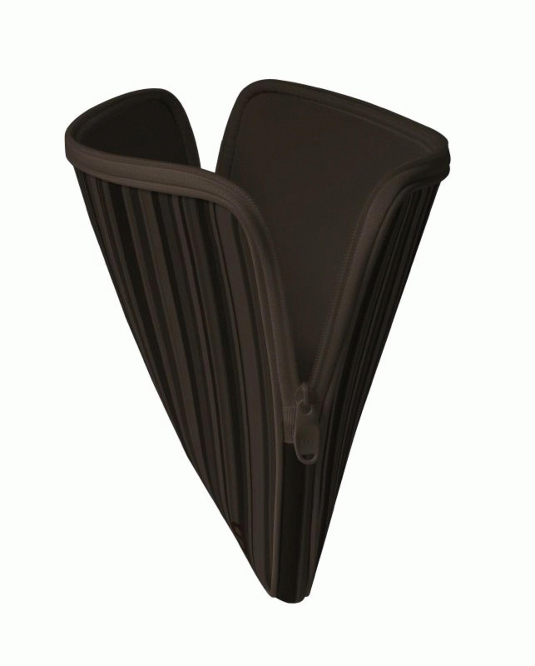 Borsa marrone scuro a righe con cerniera, aperta in alto.