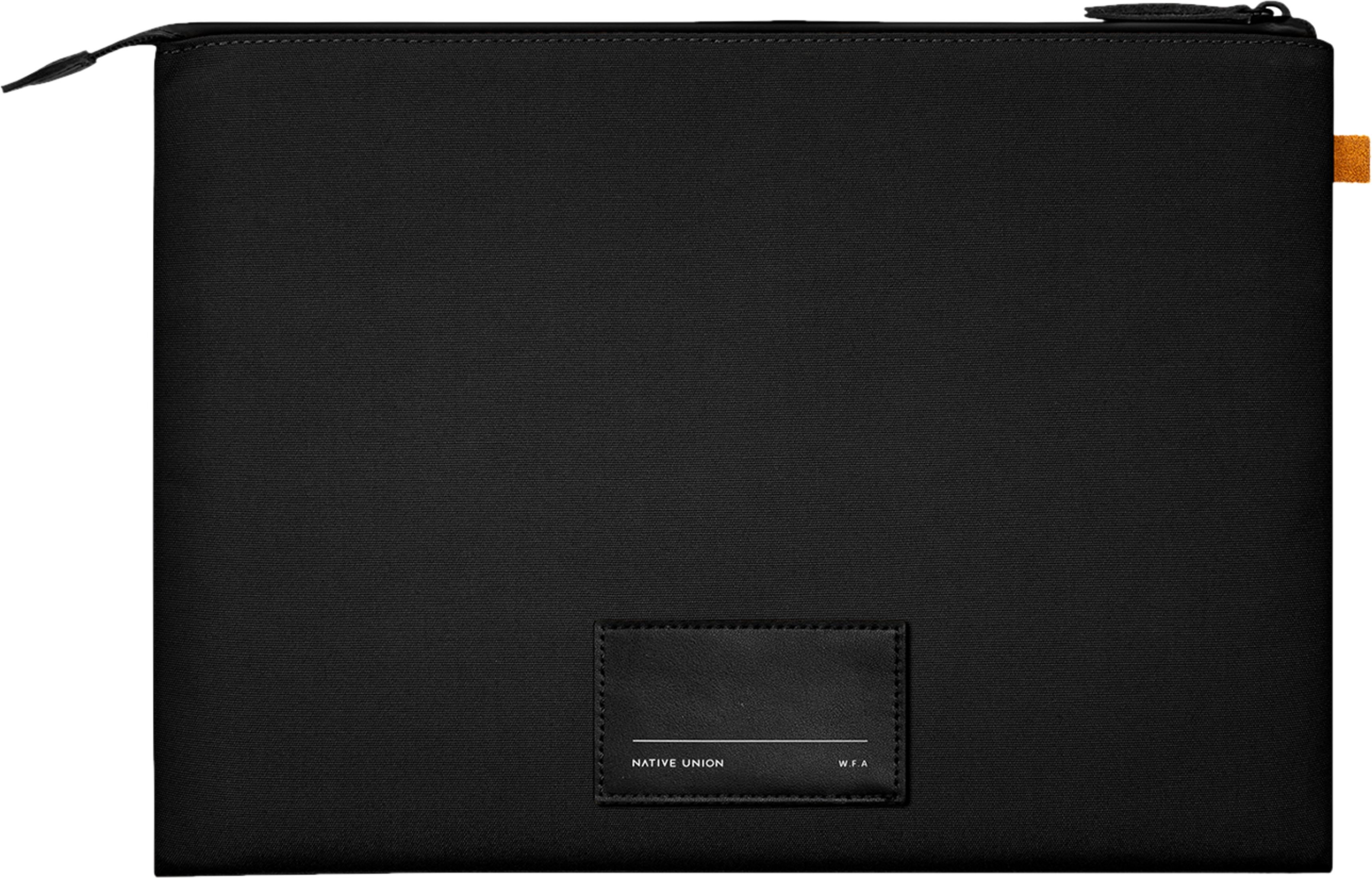 Pochette noire en tissu avec fermeture éclair et petite étiquette orange.