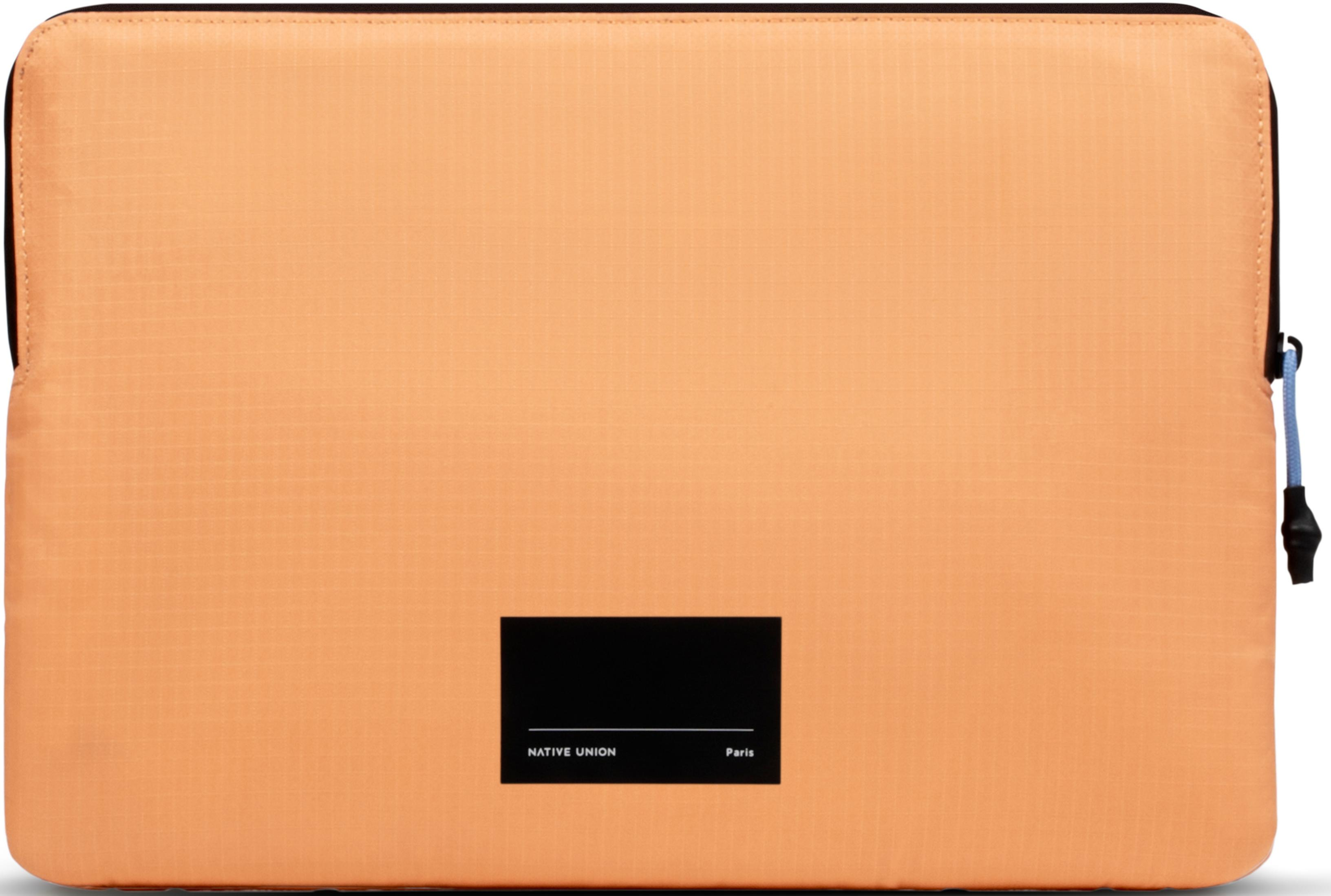 Une housse d'ordinateur portable orange clair avec un logo noir et une tirette bleue.