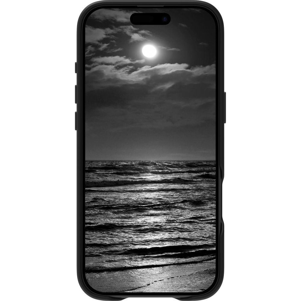 Chiaro di luna sul mare con nuvole e onde sulla spiaggia sabbiosa.
