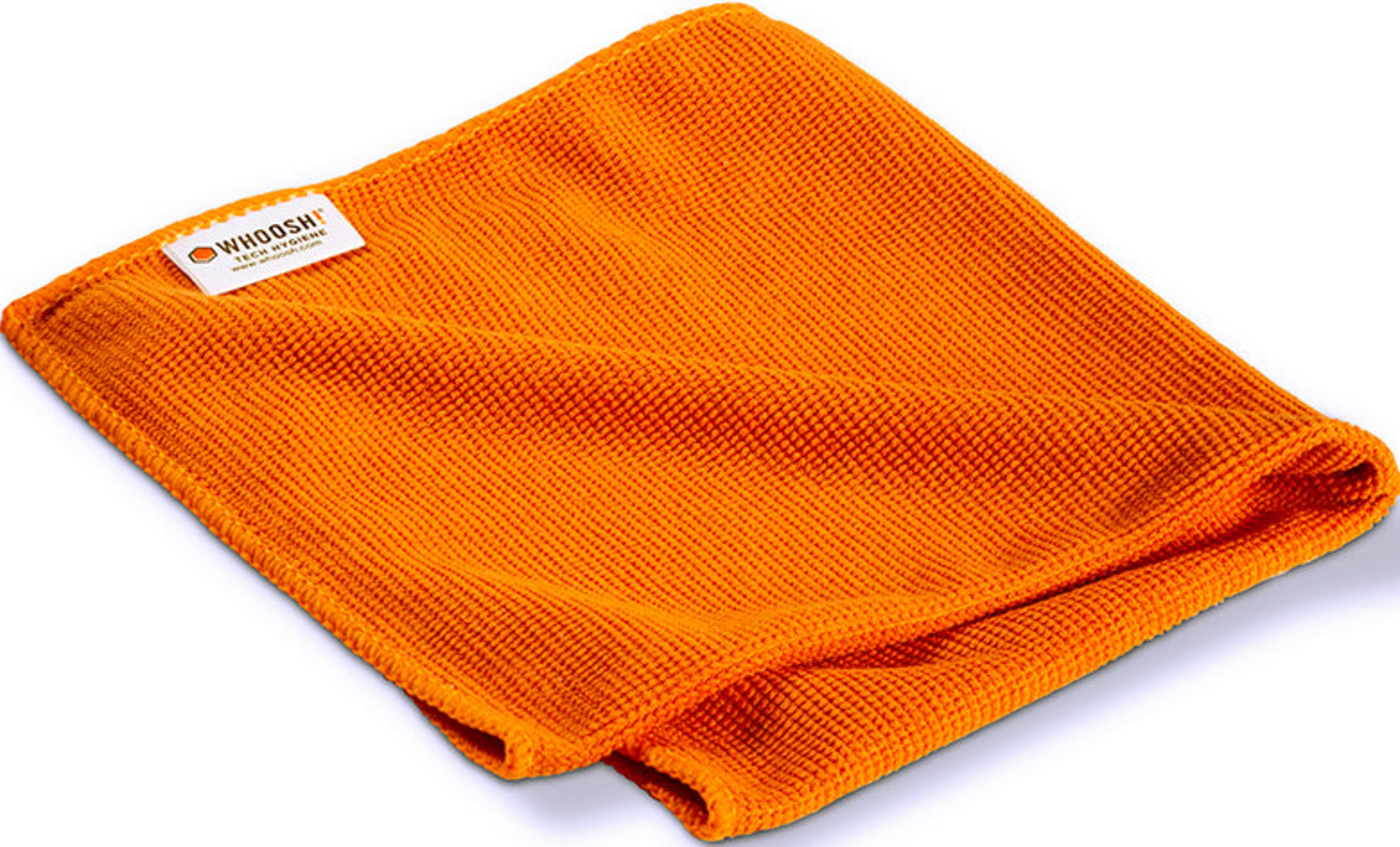 Een fel oranje microvezeldoek met een wit label waarop staat "WHOOSH! TECH HYGIENE".