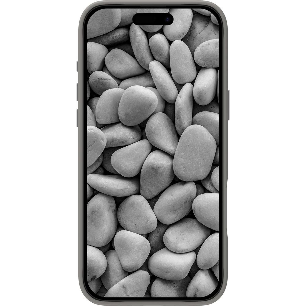 Uno smartphone con custodia grigia coperto di ciottoli.