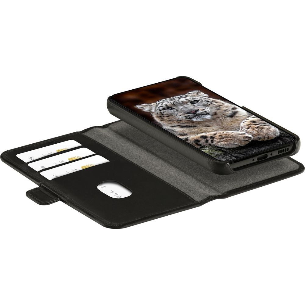 Un telefono con immagine di leopardo delle nevi in un portafoglio nero con slot per carte.