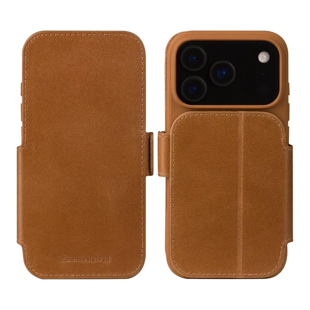 Custodia in pelle marrone per smartphone, con le tre lenti della fotocamera.