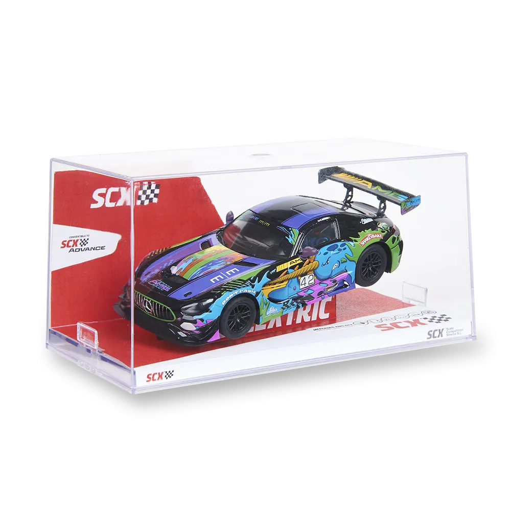 Un coche de carreras colorido en caja SCX con impresión "ELECTRIC".
