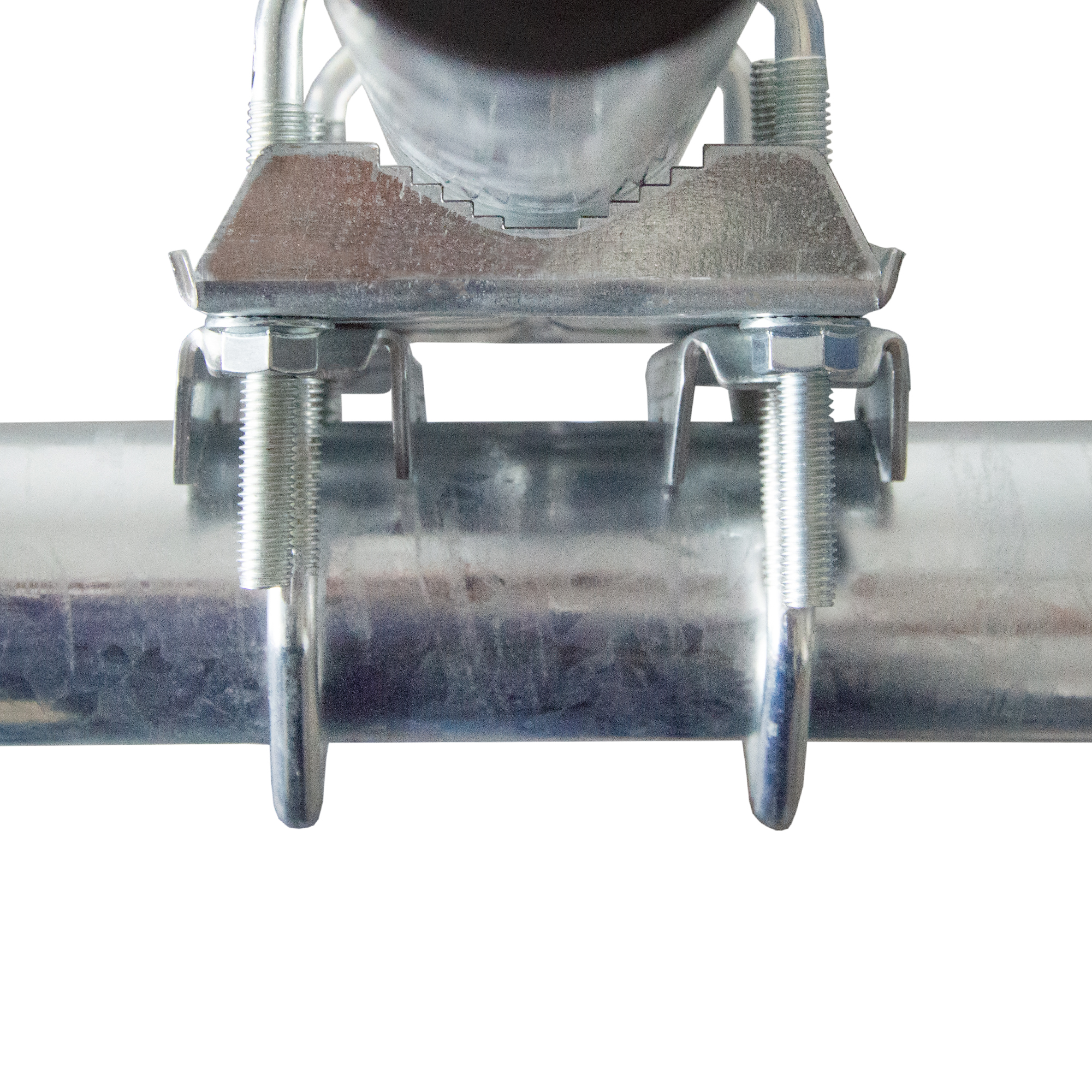 Eine silberne Rohrschelle mit Schrauben und Muttern, die an einem Metallrohr befestigt ist.