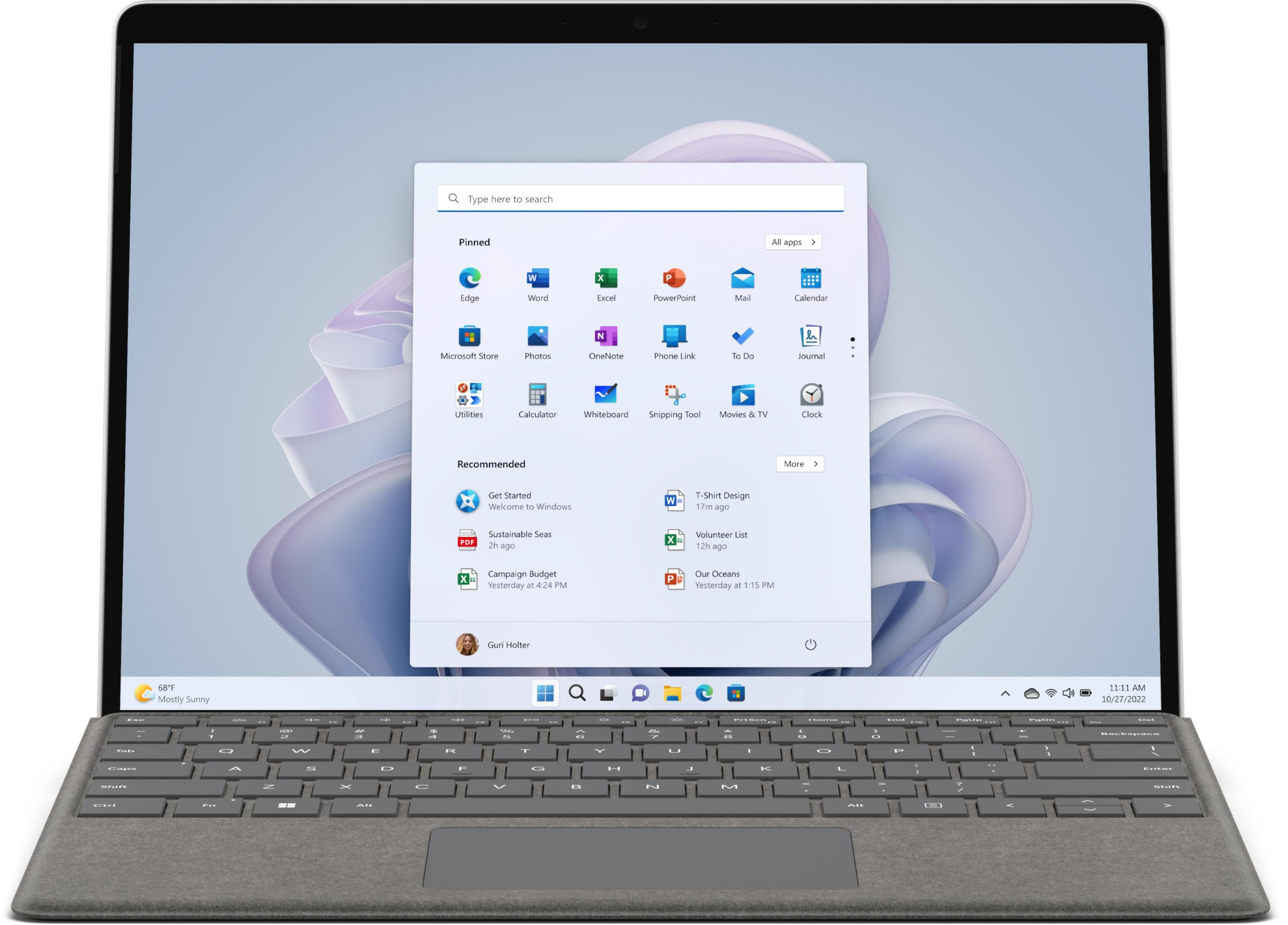 Un laptop che mostra un menu Start aperto con app ed elementi consigliati.